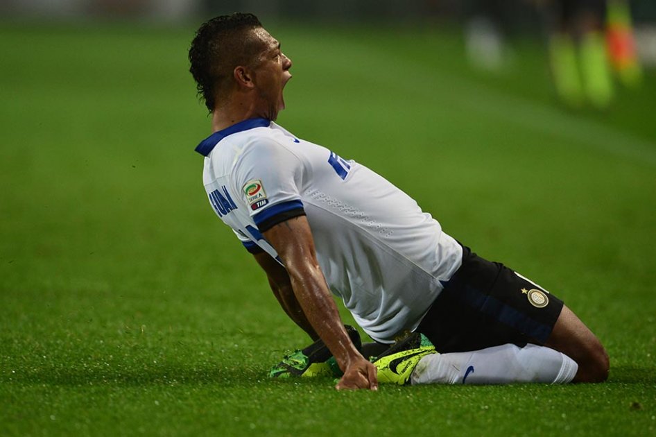 Fredy Guarín de ‘chilena’ anotó uno de los mejores goles en Europa