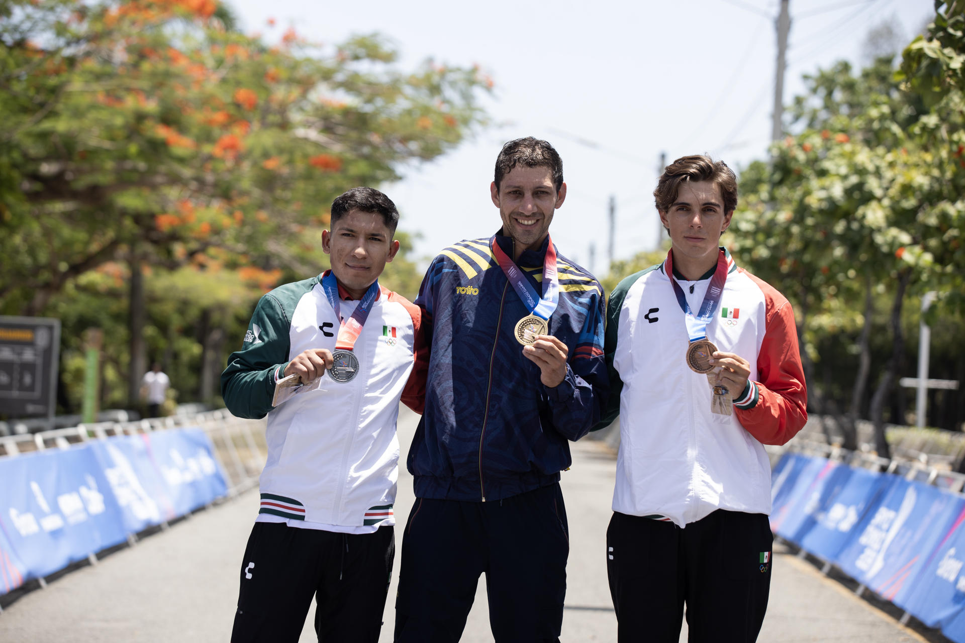 AME2795. SANTO DOMINGO (REPÚBLICA DOMINICANA), 25/07/2026.- Walter Vargas (c), de Colombia, medalla de oro; Edgar Cadena (i), de México, medalla de plata; y Sebastián Ruiz, de México, medalla de bronce, posan al finalizar la competencia de contrarreloj individual masculina de ciclismo de ruta durante los XXV Juegos Centroamericanos y del Caribe Santo Domingo 2026 este sábado, en Santo Domingo (República Dominicana). EFE/ Orlando Barría
