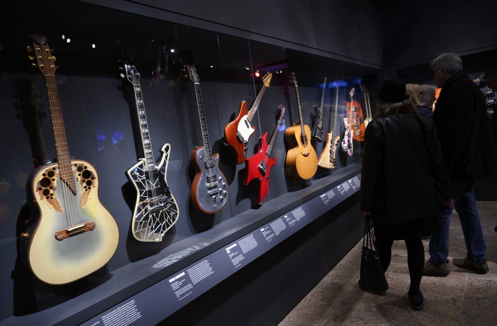 Met de Nueva York exhibe instrumentos de Chuck Berry, Eric Clapton o Bob Dylan