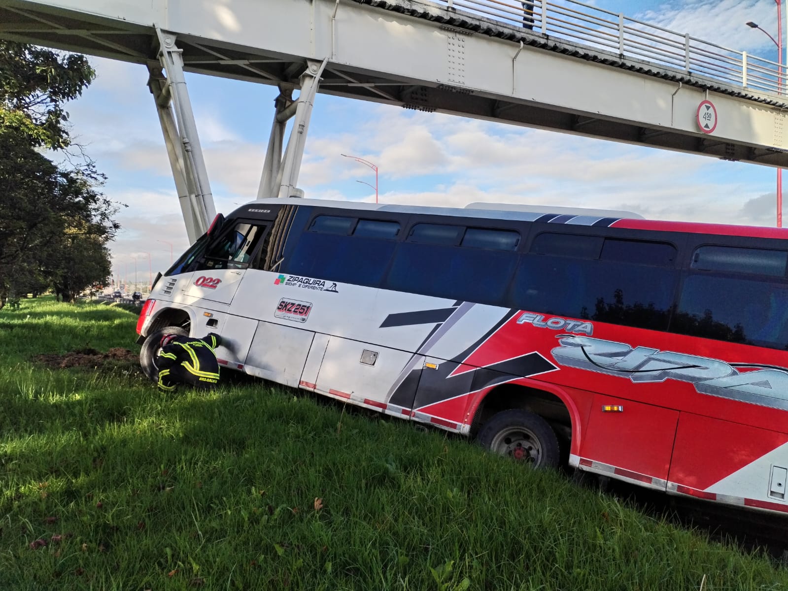 Bus intermunicipal causó susto en la Autonorte: se salió de la vía y chocó con puente