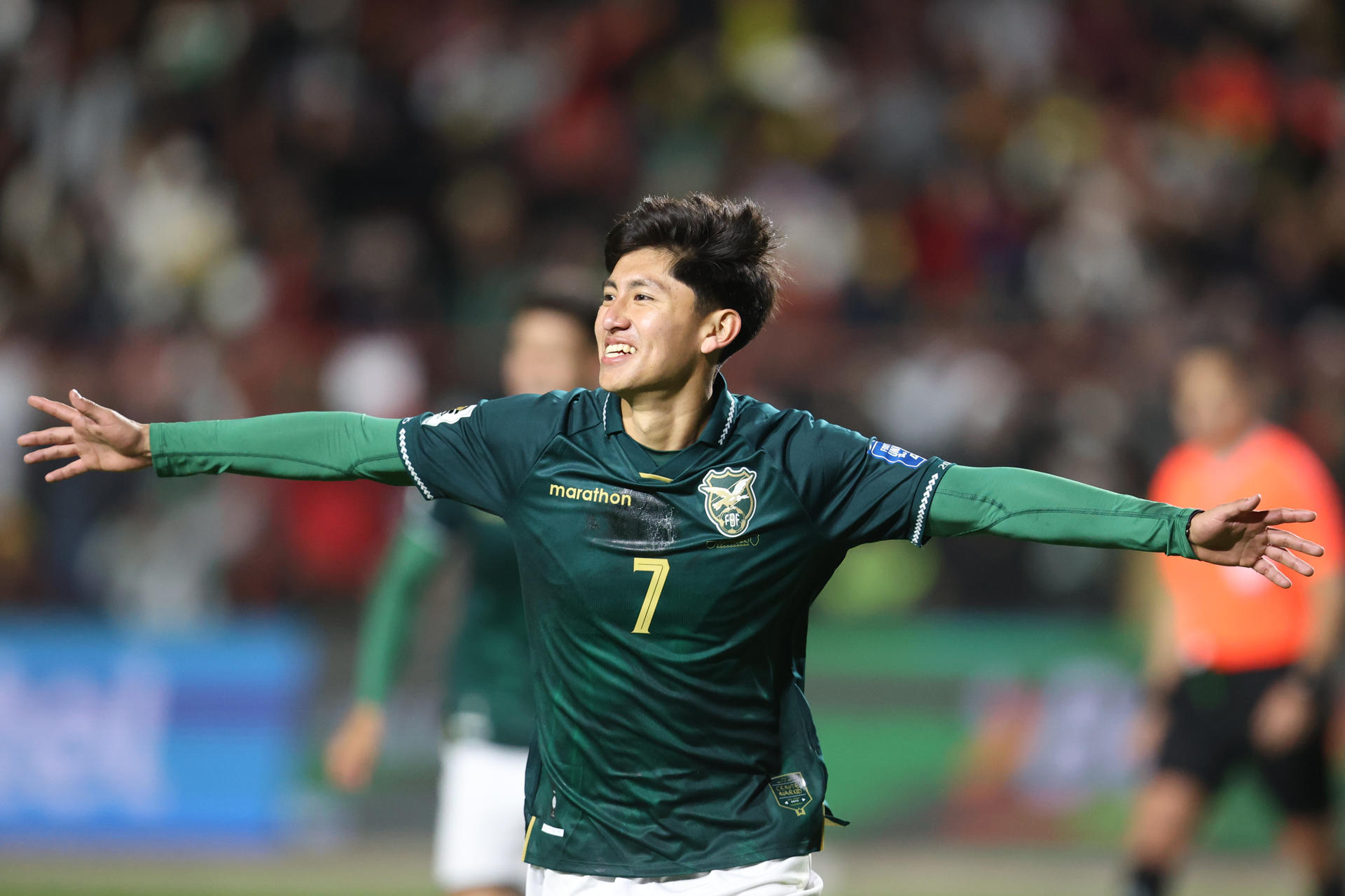AMDEP3169. EL ALTO (BOLIVIA), 09/09/2025.- Miguel Terceros de Bolivia celebra un gol este martes, en un partido por las eliminatorias a la Copa Mundial 2026 entre Bolivia y Brasil en el Estadio Municipal de El Alto (Bolivia). EFE/ Luis Gandarillas