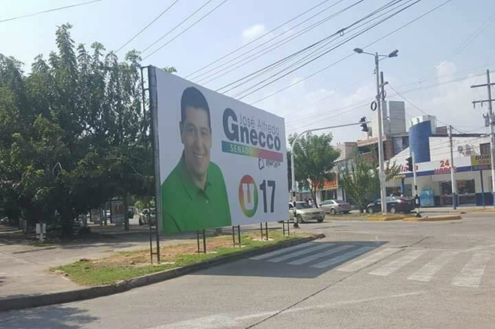 Polémica por valla política que bloqueaba cruce peatonal