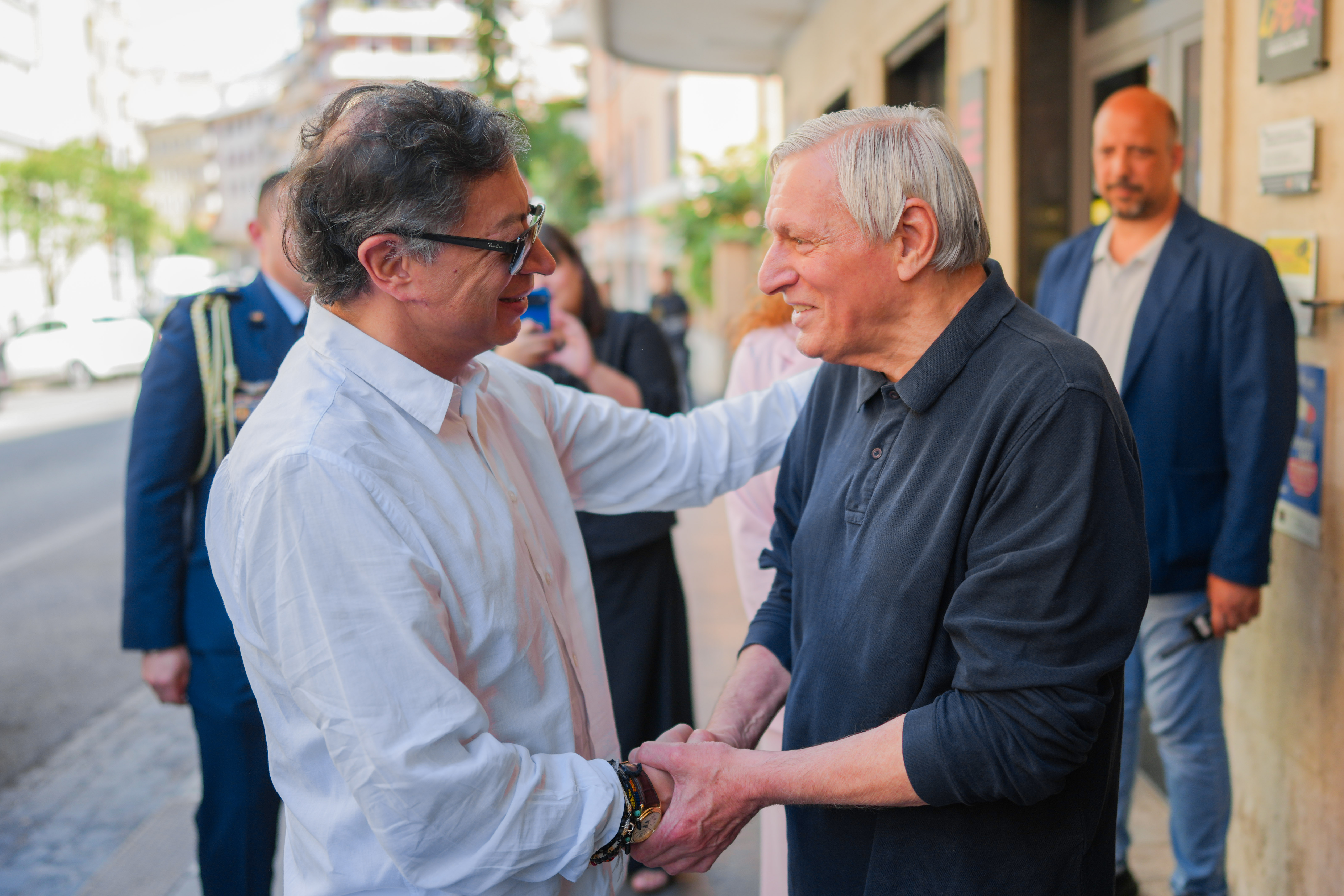Petro se reunió en Italia con Luigi Ciotti, un sacerdote ícono de la lucha contra la mafia
