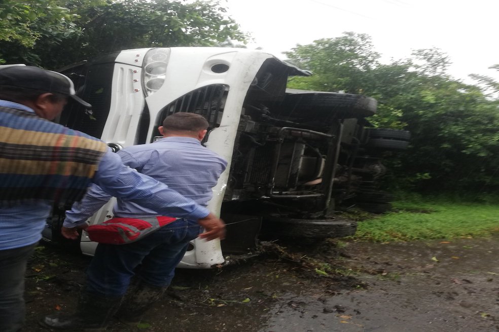 Bus que transportaba al Real Boyacá se accidentó