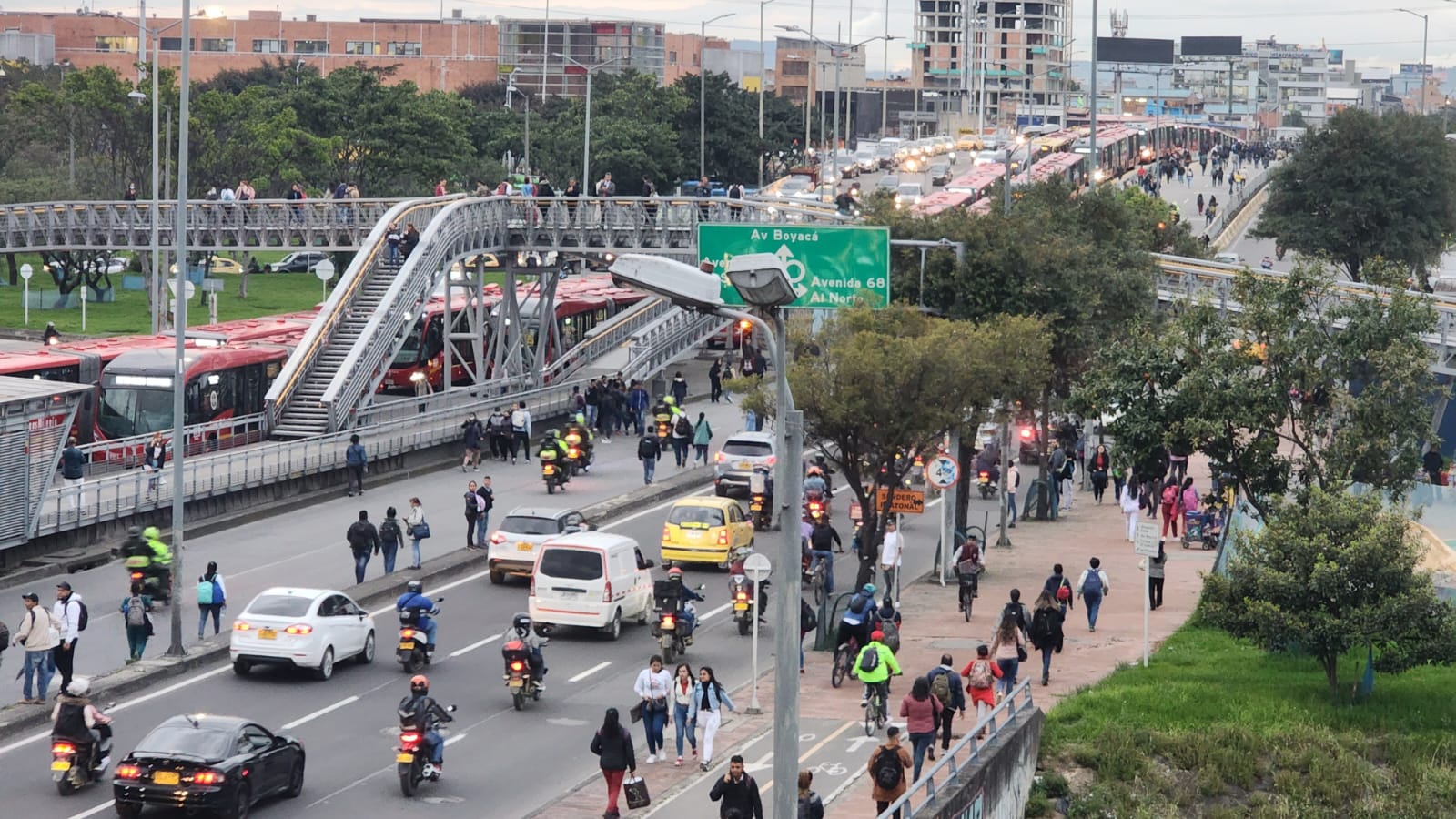 Por el bloqueo en la troncal calle 80 la gente tuvo que caminar.