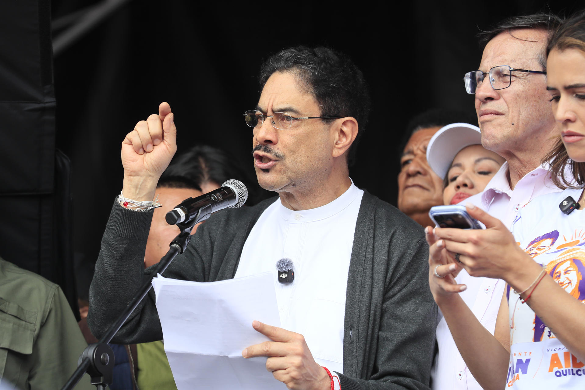 AME8541. BOGOTÁ (COLOMBIA), 01/05/2026.- El candidato presidencial de izquierdas, Iván Cepeda, habla durante la conmemoración del Día del Trabajo este viernes, en la Plaza de Bolívar en Bogotá (Colombia). Cepeda convirtió el Trabajo en un acto de campaña, al reivindicar los logros del Gobierno de Gustavo Petro y pedir el voto para asegurar la continuidad del proyecto progresista en Colombia en las elecciones del próximo 31 de mayo. EFE/ Carlos Ortega