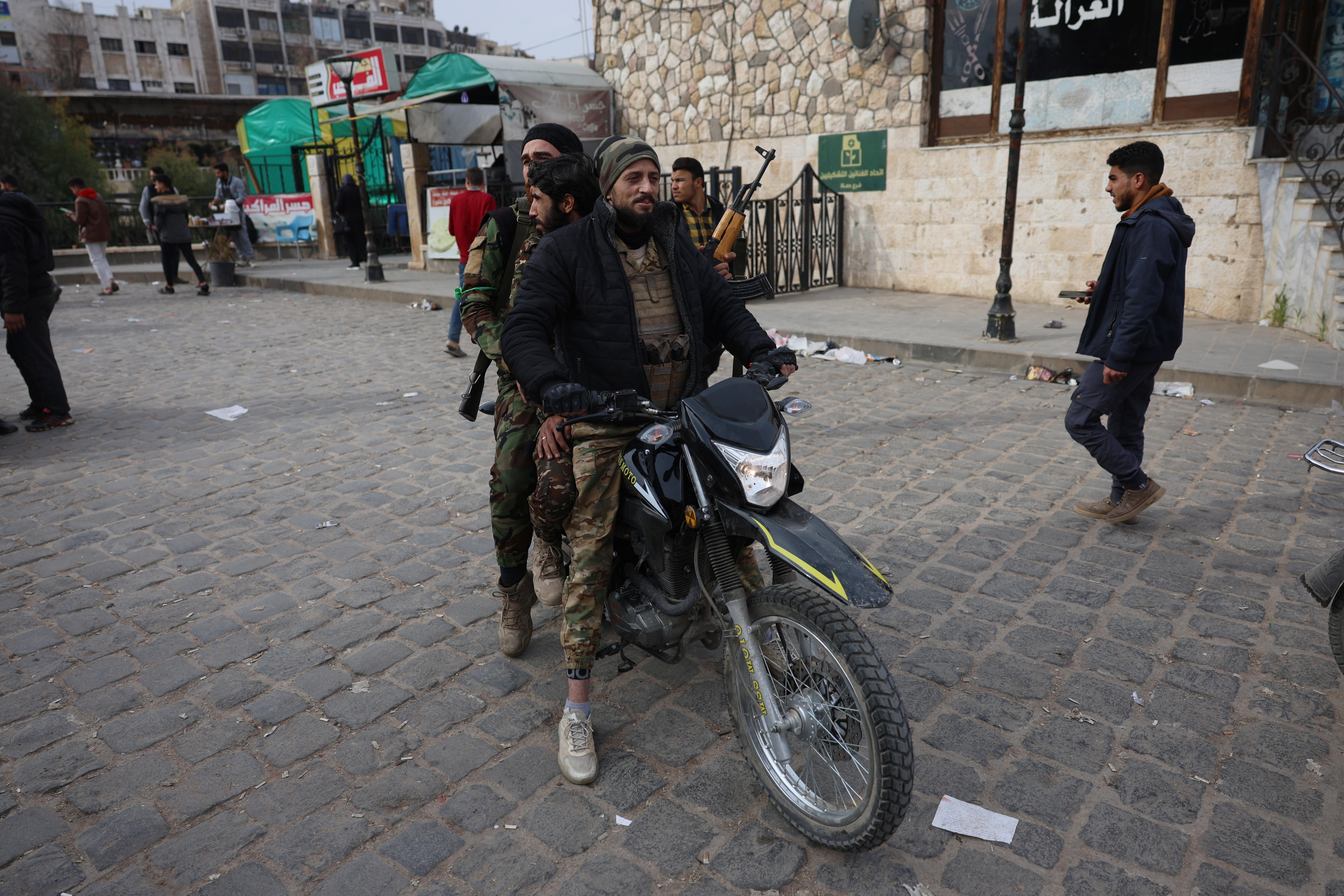 Siria: rebeldes sirios rodean Damasco; régimen de Asad dice que “no podrán entrar”