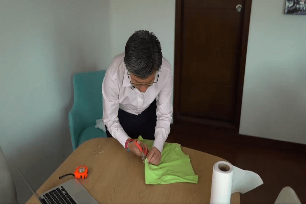 Claudia López le enseña cómo hacer tapabocas en casa