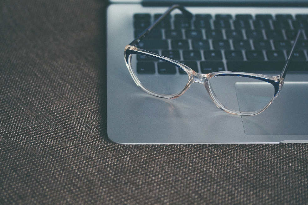 Las gafas mejoran la vista y también los ingresos de quienes las usan