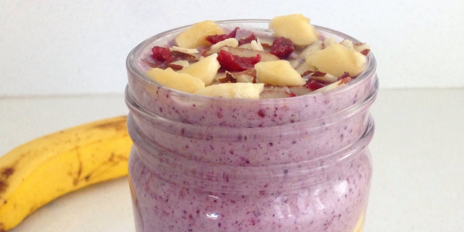 Smoothie de frutos rojos, banano y avena, ¡un desayuno con amor!