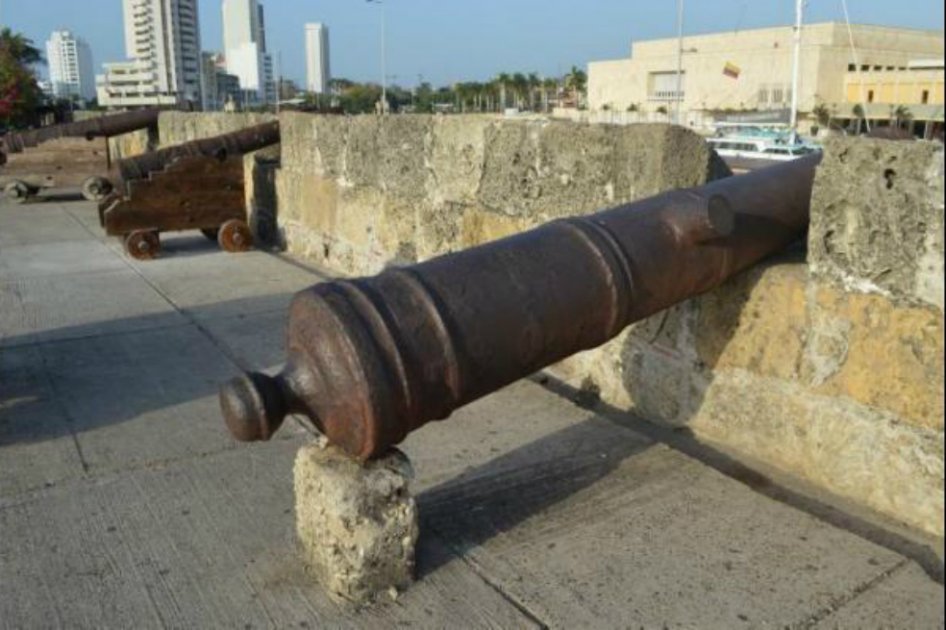 Remplazan los soportes de los cañones en las murallas de Cartagena