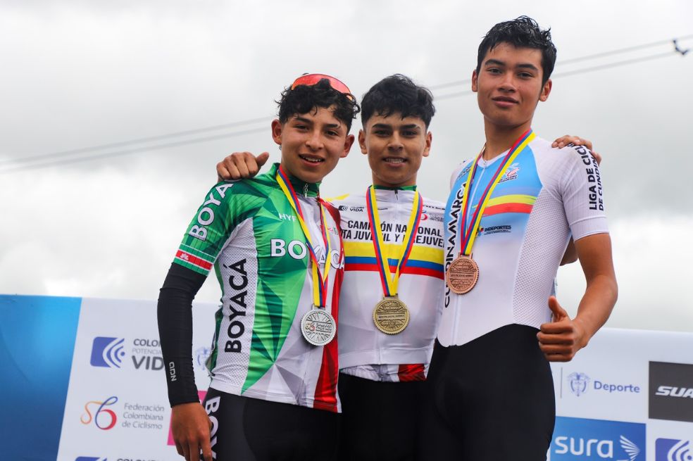 El boyacense Óliver Ávila (centro), campeón de la prueba de ruta en la categoría prejuvenil.