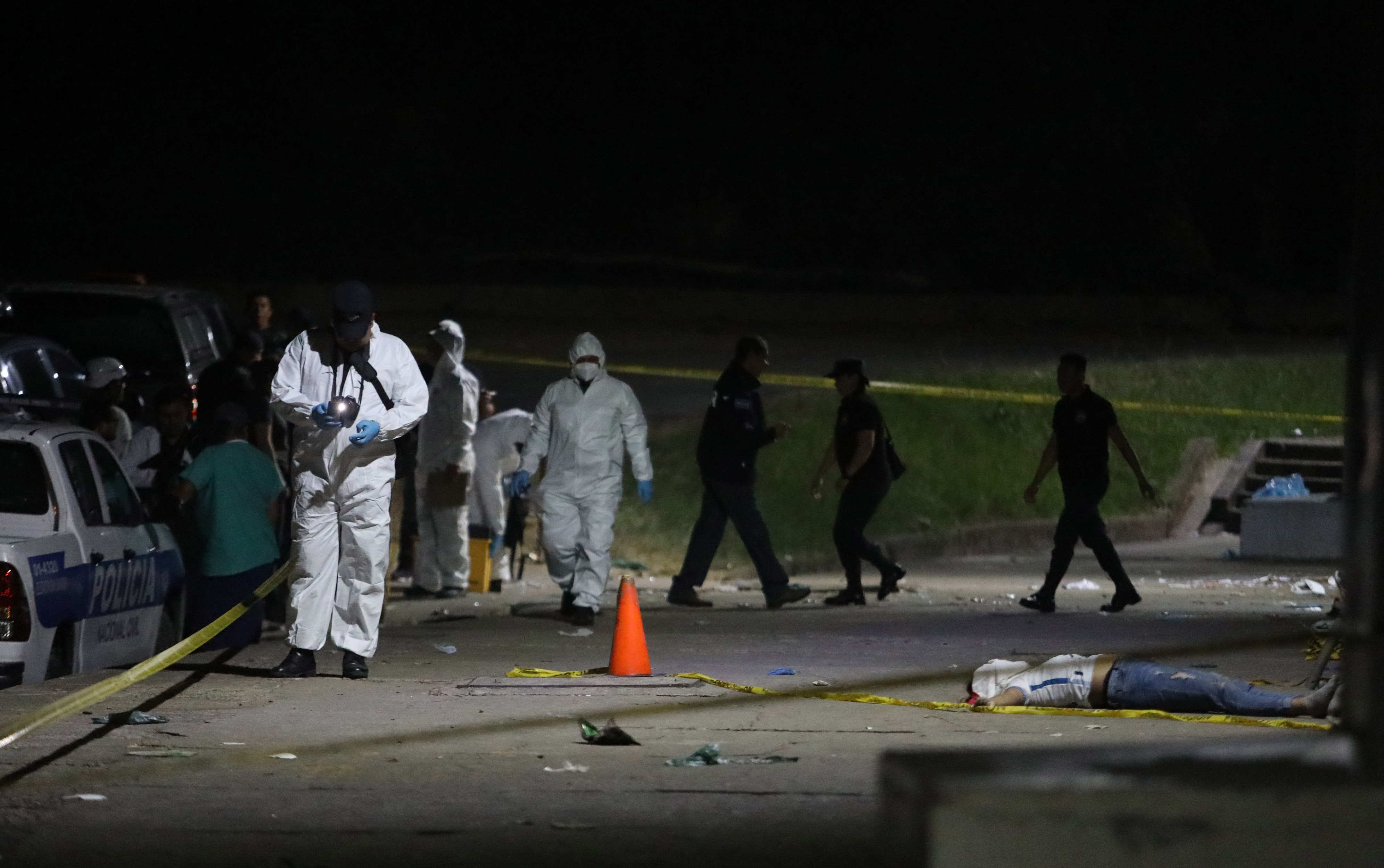 ATENCIÓN EDITORES: CONTENIDO GRÁFICO EXPLÍCITO***AME443. SAN SALVADOR (EL SALVADOR), 20/05/2023.- Forenses llegan para realizar el proceso de levantamiento del cuerpo de una de las 9 personas que fallecieron en una estampida en el Estadio Cuscatláán previo a un partido de la Liga Mayor, hoy en San Salvador (El Salvador). "El número de fallecidos tras la estampida en el Estadio Cuscatlán asciende a 9", indicó la fuente en Twitter y señaló dos personas en "condición crítica" se han trasladado a los hospitales cercanos. EFE/ Miguel Lemus