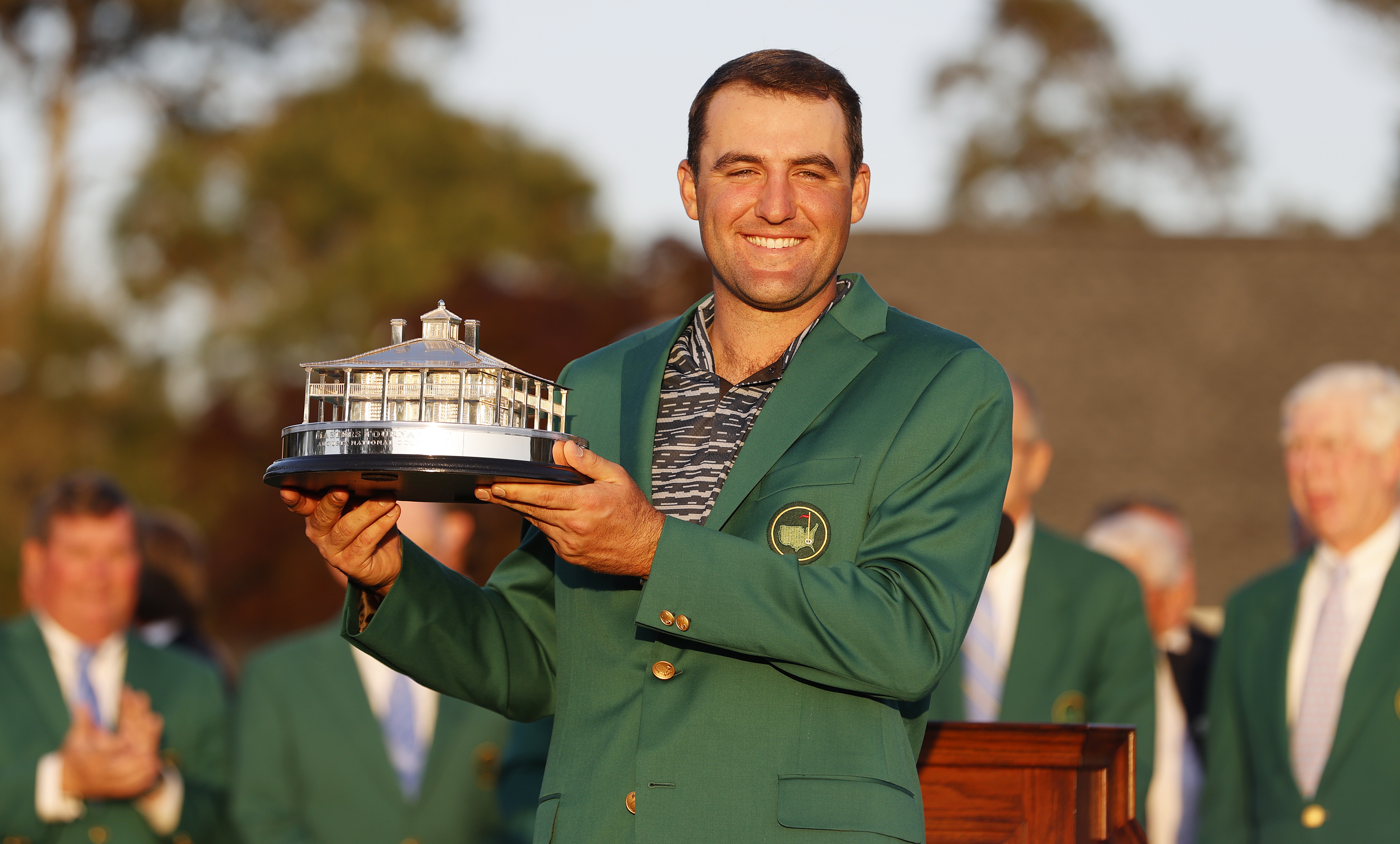Augusta (United States), 10/04/2022.- Scottie Scheffler of the US holds the Masters trophy during the green jacket ceremony after winning the 2022 Masters Tournament at the Augusta National Golf Club in Augusta, Georgia, USA, 10 April 2022. The 2022 Masters Tournament is held 07 April through 10 April 2022. (Estados Unidos) EFE/EPA/ERIK S. LESSER