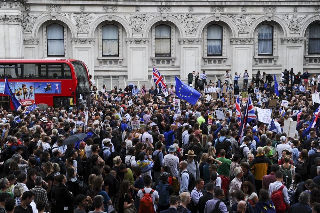 Miles de personas protestan contra el cierre del parlamento británico
