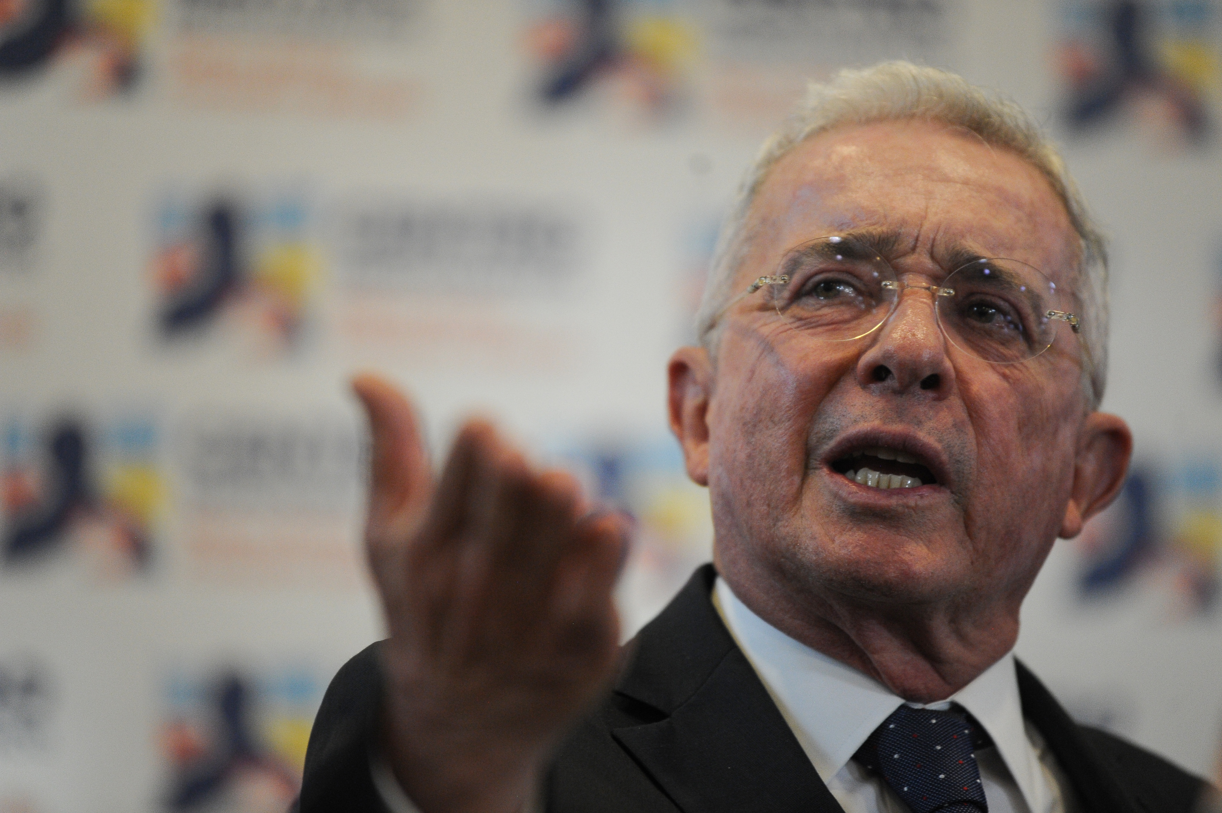 Uribe apretó las riendas del Centro Democrático para unificar las apuestas para 2026