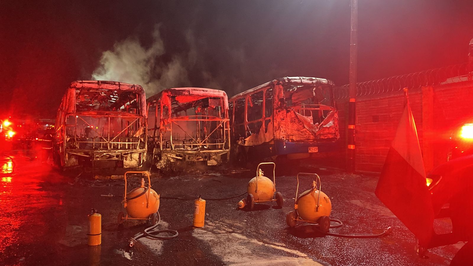 Incendio en Bosa dejó un herido y siete buses de SITP quemados