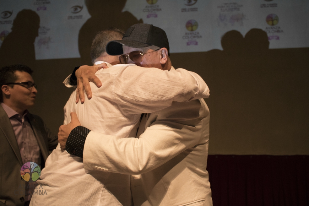 Iván Roberto Duque y Rodrigo Granda: histórico abrazo de un exjefe de las AUC con uno de la Farc
