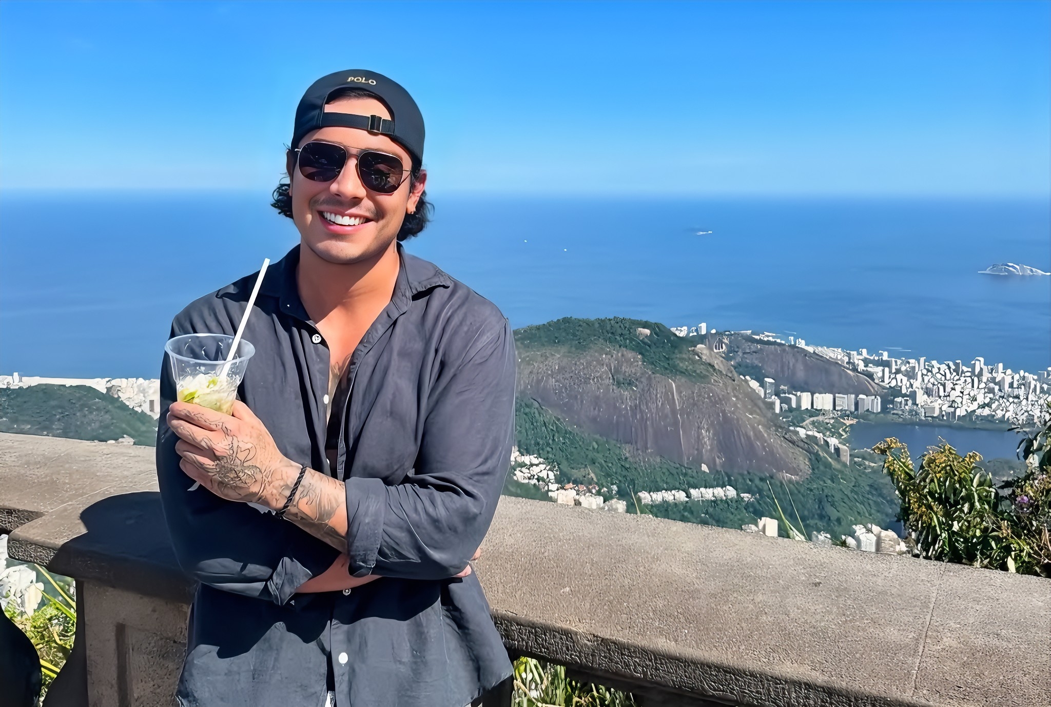 Felipe Saruma, ex de Andrea Valdiri, muy bien acompañado en su viaje a Brasil
