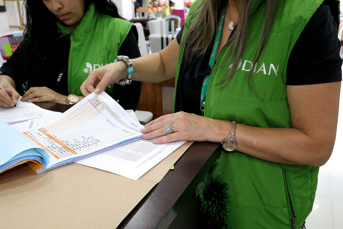 Con apoyo de agencias de inteligencia de EE. UU, capturan a dos funcionarios de la DIAN