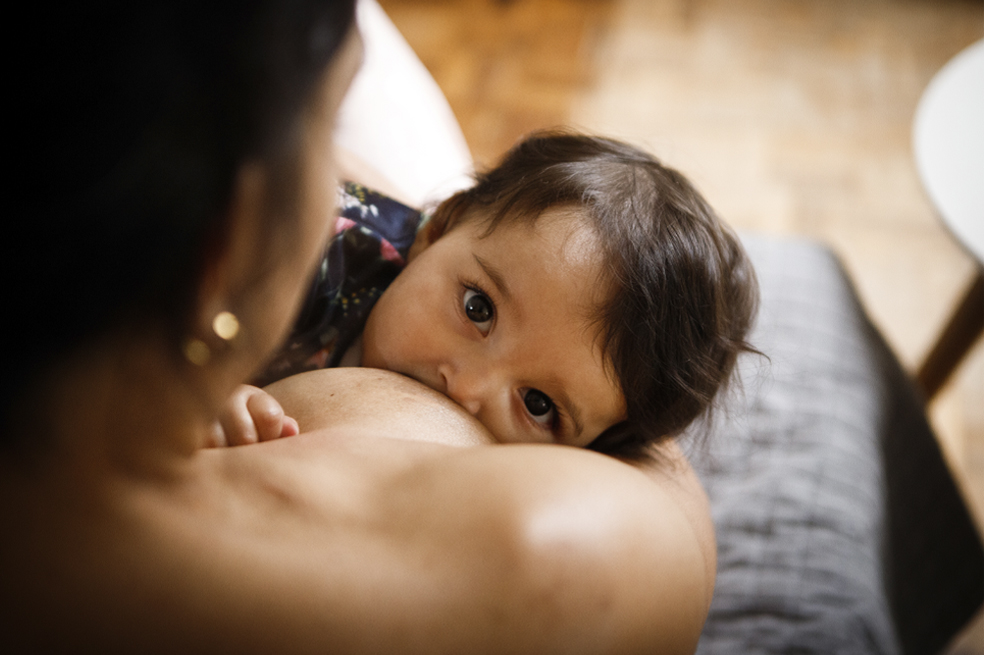 Personas lactantes podrán amamantar en público sin discriminación por su identidad