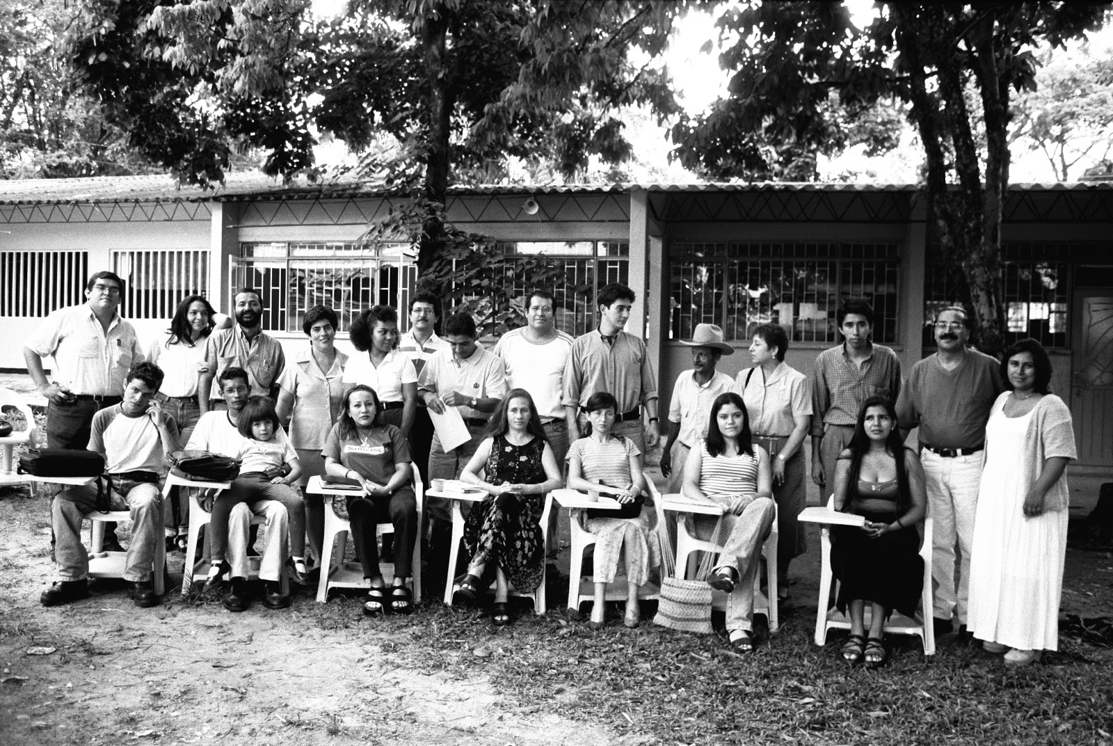 Grupo de alumnos del taller de escritores de la Corporación. En la foto, entre otros, (de pie): Jaime Fernández Molano (director taller niños), Paloma Bahamón, Henry Benjumea Yepes (director taller jóvenes), Doris Gallego, José Vicente Casadiego, Enrique Torres, Jorge Edilberto López, Ernesto Orjuela - Guarataro, Freddy Mateus, Constantino Castelblanco y Angélica María Guerrero. (Sentados): Guillermo Linero Montes (director taller adultos) y la niña Nicole Fernández, entre otros. (Escuela Normal Nacional, sede del taller, Villavicencio, 2001).