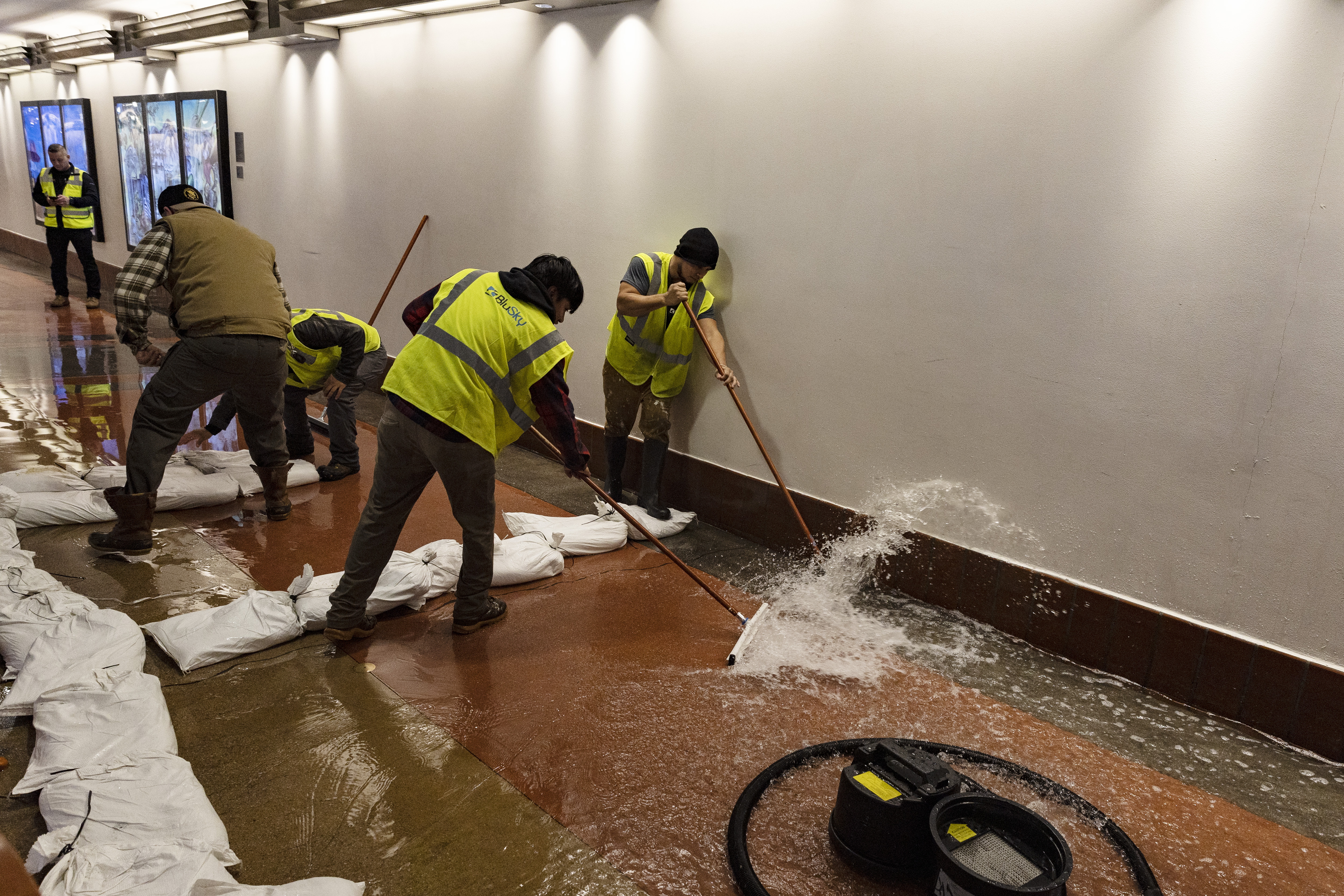 Los Angeles (United States), 05/02/2024.- Workers sweep water flooding an under path tunnel at Union Station train station as a storm sweeps through Southern California bringing torrential rains and high winds, in Los Angeles, 05 February 2024. (tormenta) EFE/EPA/ETIENNE LAURENT