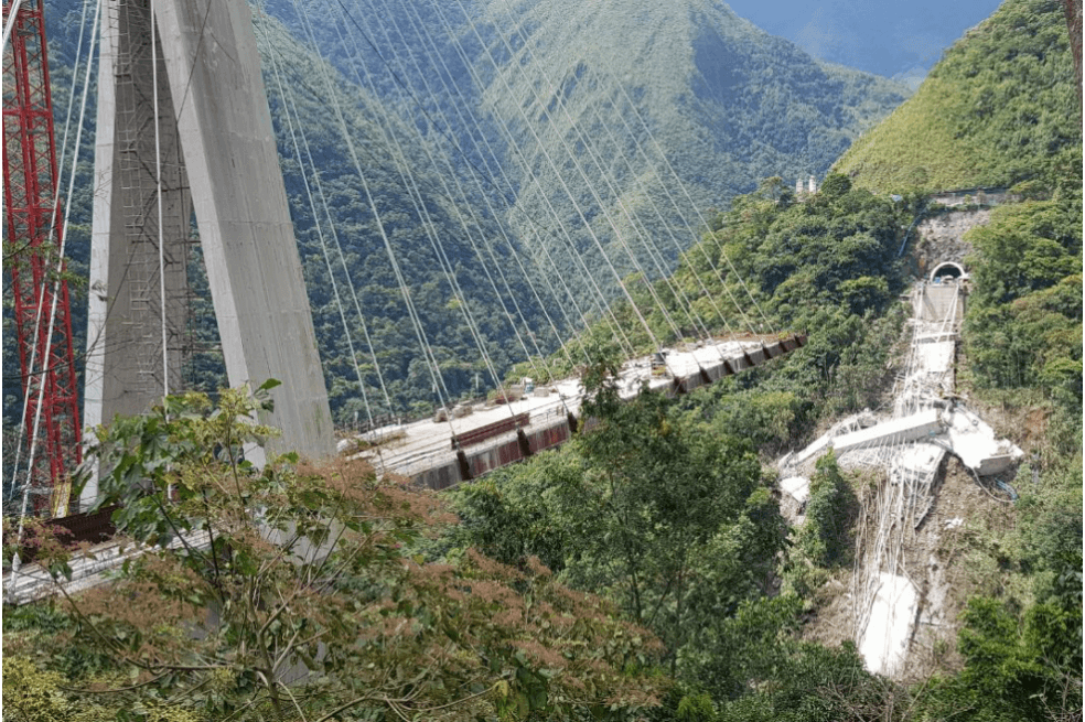 Bajo los escombros de la vía al Llano