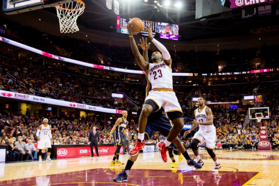 LeBron James lideró a los Cavaliers en su victoria contra Los Pacers. Foto: AFP