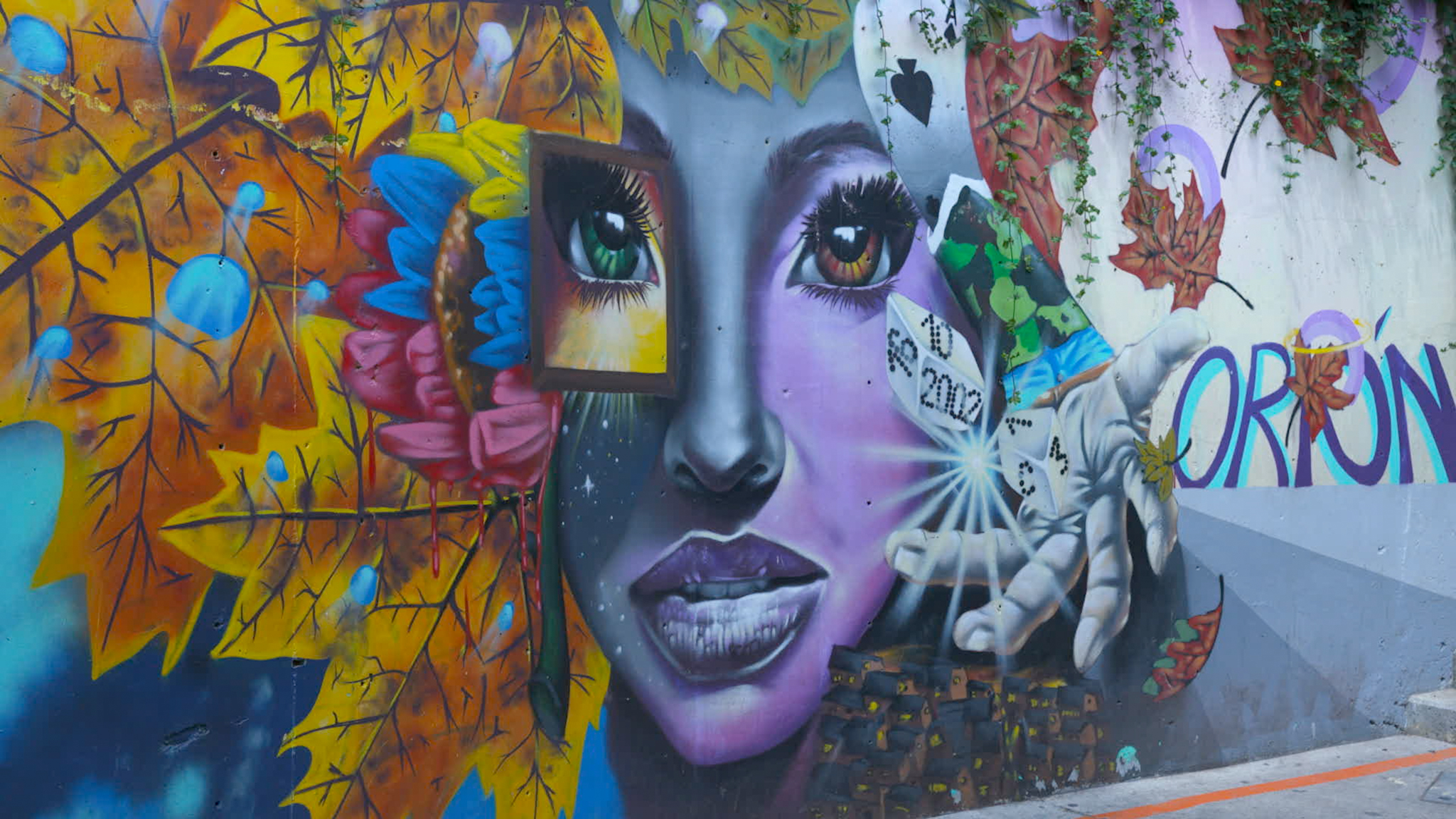 Desde 2020, hay un acuerdo gráfico en Medellín que permite ciertas expresiones artísticas en las fachadas.