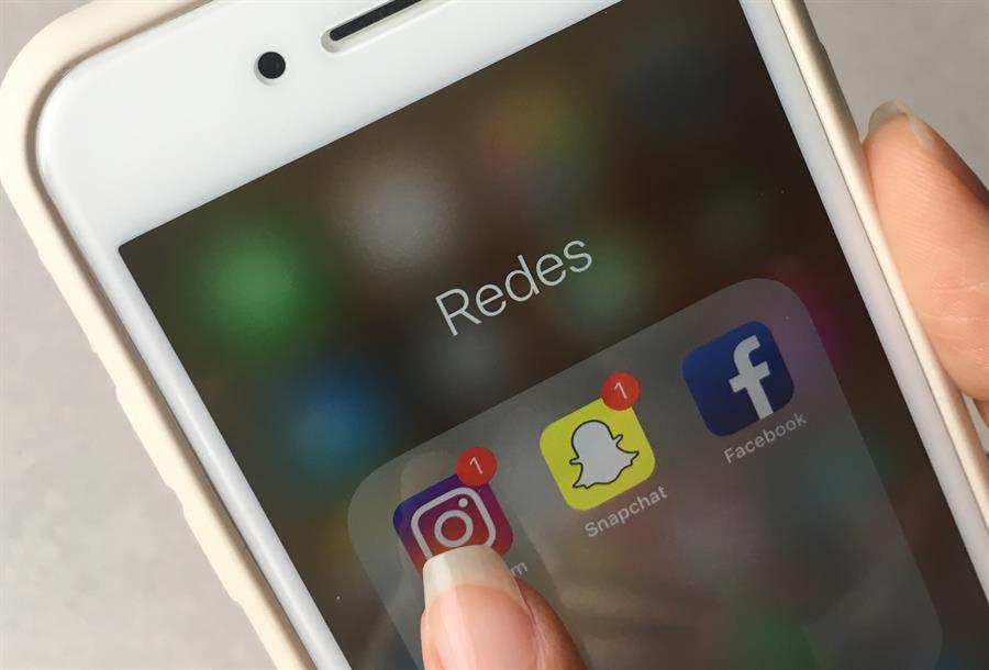 AME3411. BOGOTÁ (COLOMBIA), 01/09/2022.- Fotografía de archivo fechada el 15 de febrero de 2018 que muestra el logo de la aplicación Snapchat (c) en la pantalla de un teléfono celular, en Bogotá (Colombia). Los recortes de personal realizados por Snap son uno de los clics tecnológicos de la semana en América. Snap, empresa creadora de la alguna vez popular red social Snapchat, tomó la dura decisión de despedir al 20 % de su plantilla y acabar con varios proyectos para reorientar la marcha. Con el anuncio, el precio de la acción de Snap se disparó un 13,38 % en Wall Street después de haberse desplomado un 38 % en mayo tras rebajar las previsiones de resultados del segundo trimestre del año. EFE/ Carlos Durán /ARCHIVO