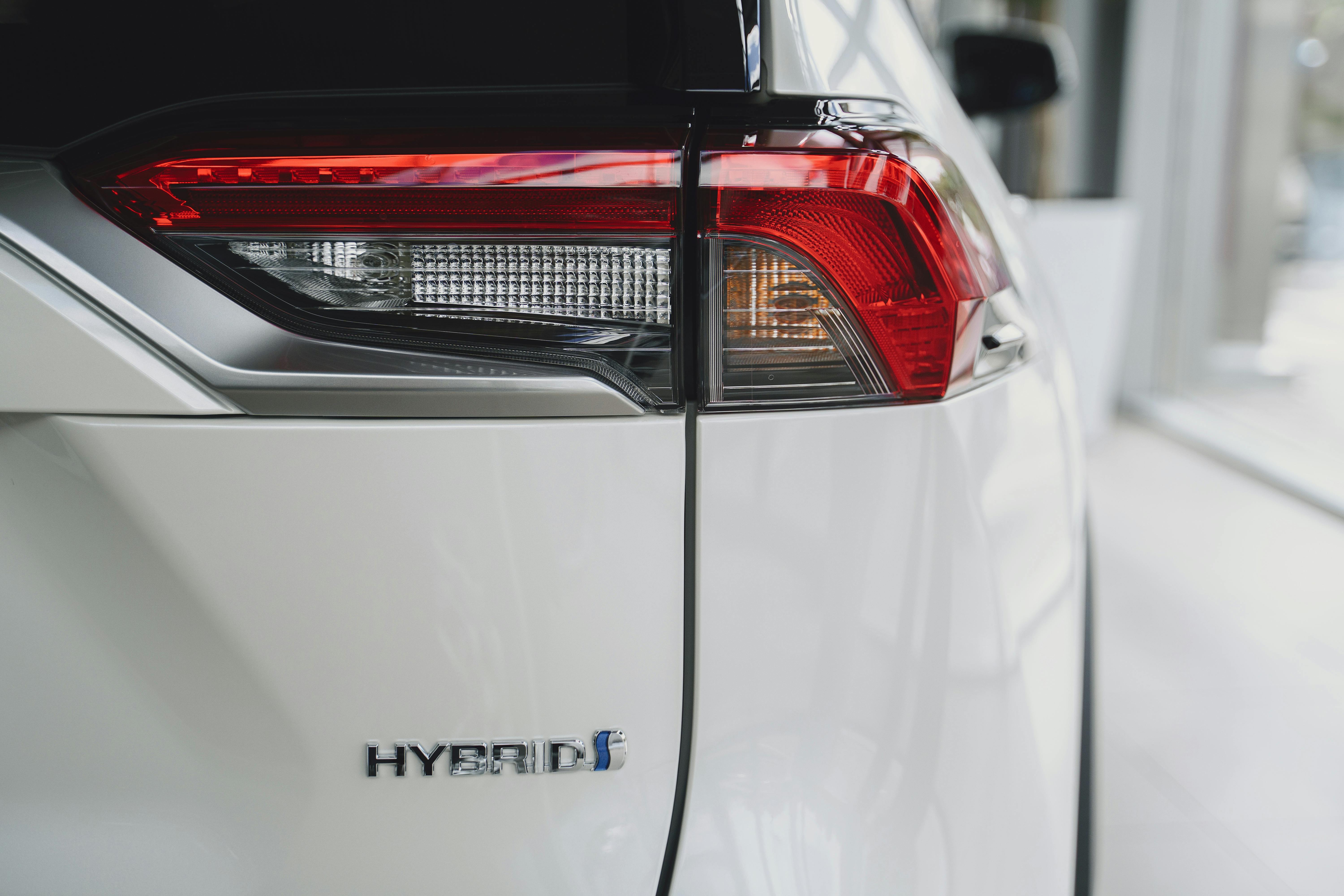 ¿Cuándo y cómo se activa el motor eléctrico en un vehículo híbrido?