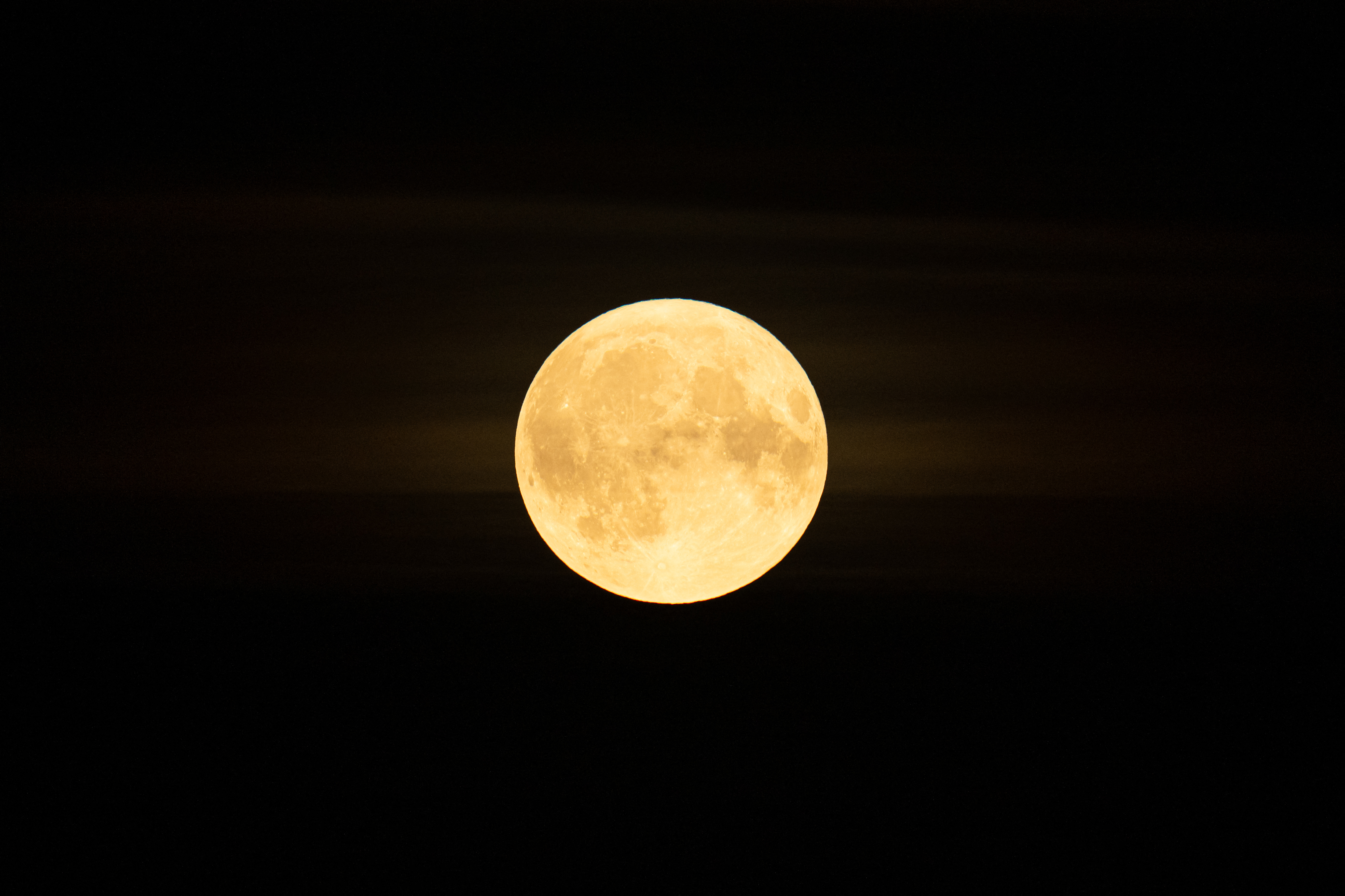 Video: se empieza a ver la “superluna” azul en el mundo