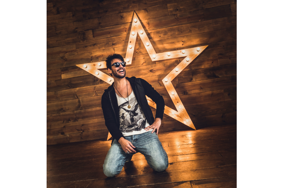 Beto Cuevas lanza nueva versión de «Fuera de mí» para festejar 30 años de carrera