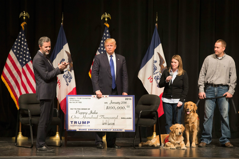 El lado oscuro de la caridad de Trump