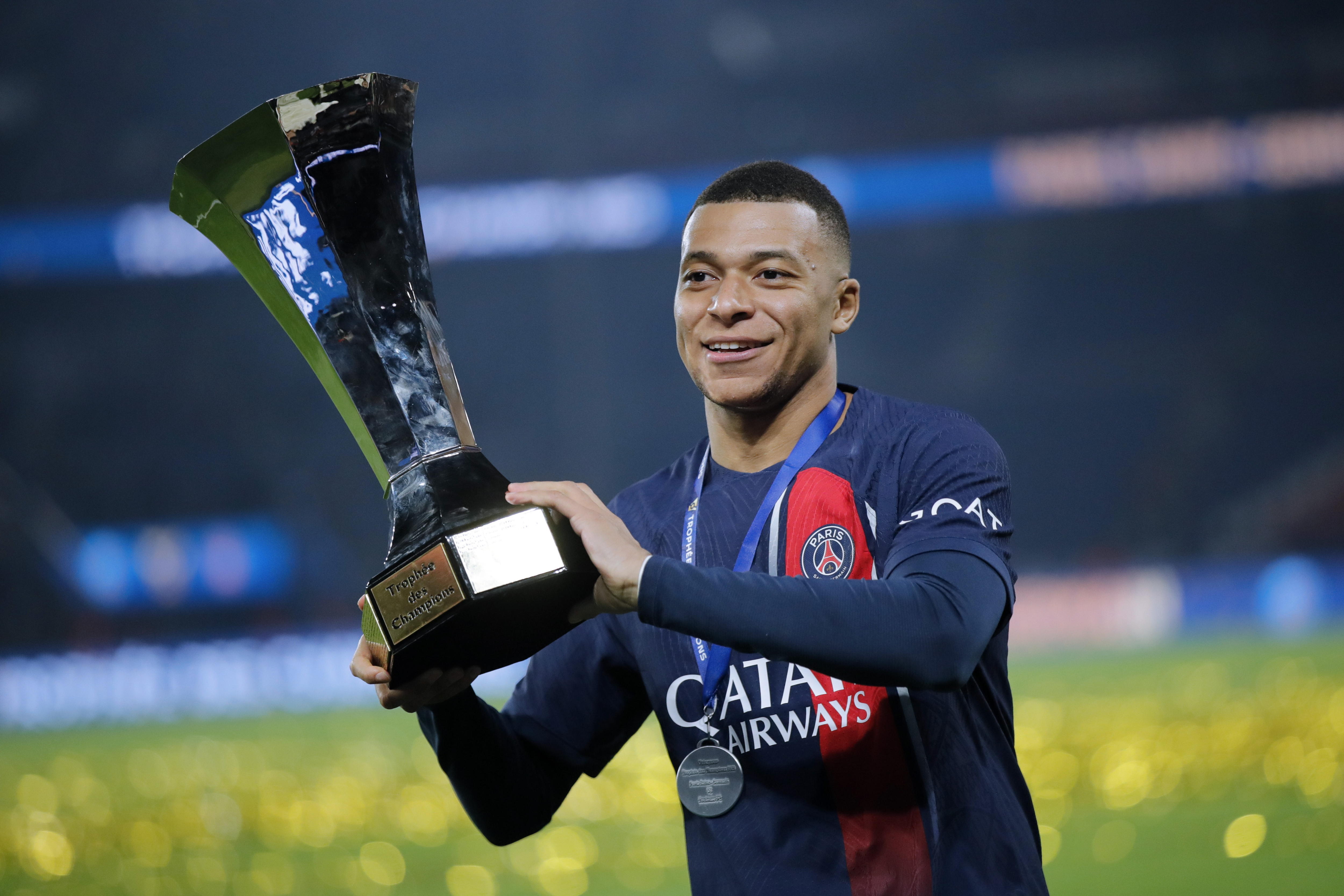 Paris (France), 03/01/2024.- Paris Saint Germain's Kylian Mbappe celebrates with the trophy after winning the the French Supercup Trophee Des Champions match between PSG and Toulouse in Paris, France, 03 January 2024. (Francia) EFE/EPA/TERESA SUAREZ