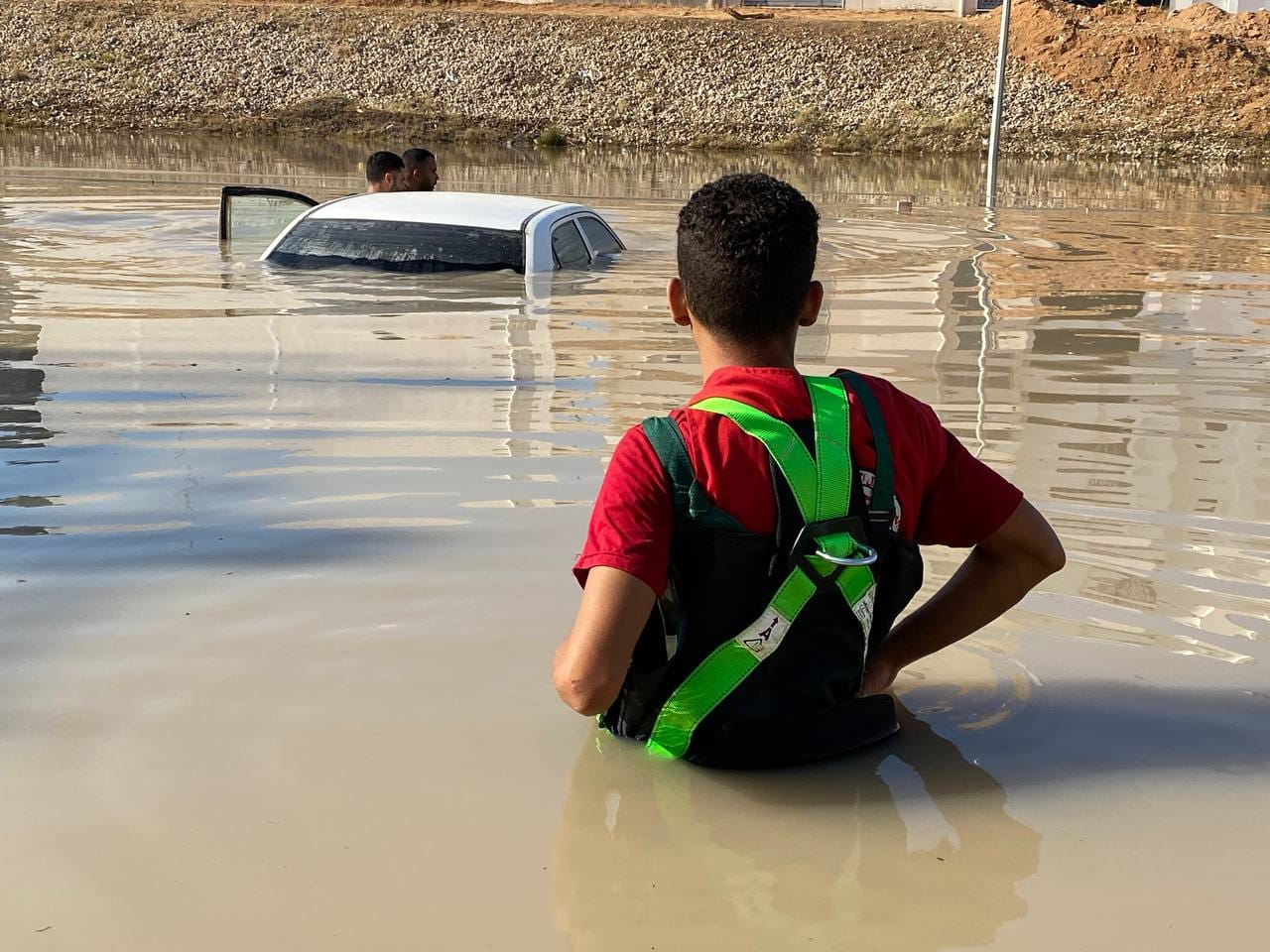 TRÍPOLI (LIBIA), 13/09/2023.- Los equipos de emergencia de Media Luna Roja responden a las devastadoras inundaciones que arrasaron el noreste de Libia y que provocaron la muerte y lesiones a un gran número de personas. La enorme pérdida en vidas humanas que han causado las inundaciones en Libia, con al menos 6.800 muertos y más de 10.000 desaparecidos, podría haberse evitado si el país contara con mejores sistemas de alerta temprana y hubiera podido ordenar evacuaciones, afirmó este jueves la Organización Meteorológica Mundial (OMM). EFE/Media Luna Roja -SOLO USO EDITORIAL/SOLO DISPONIBLE PARA ILUSTRAR LA NOTICIA QUE ACOMPAÑA (CRÉDITO OBLIGATORIO)-