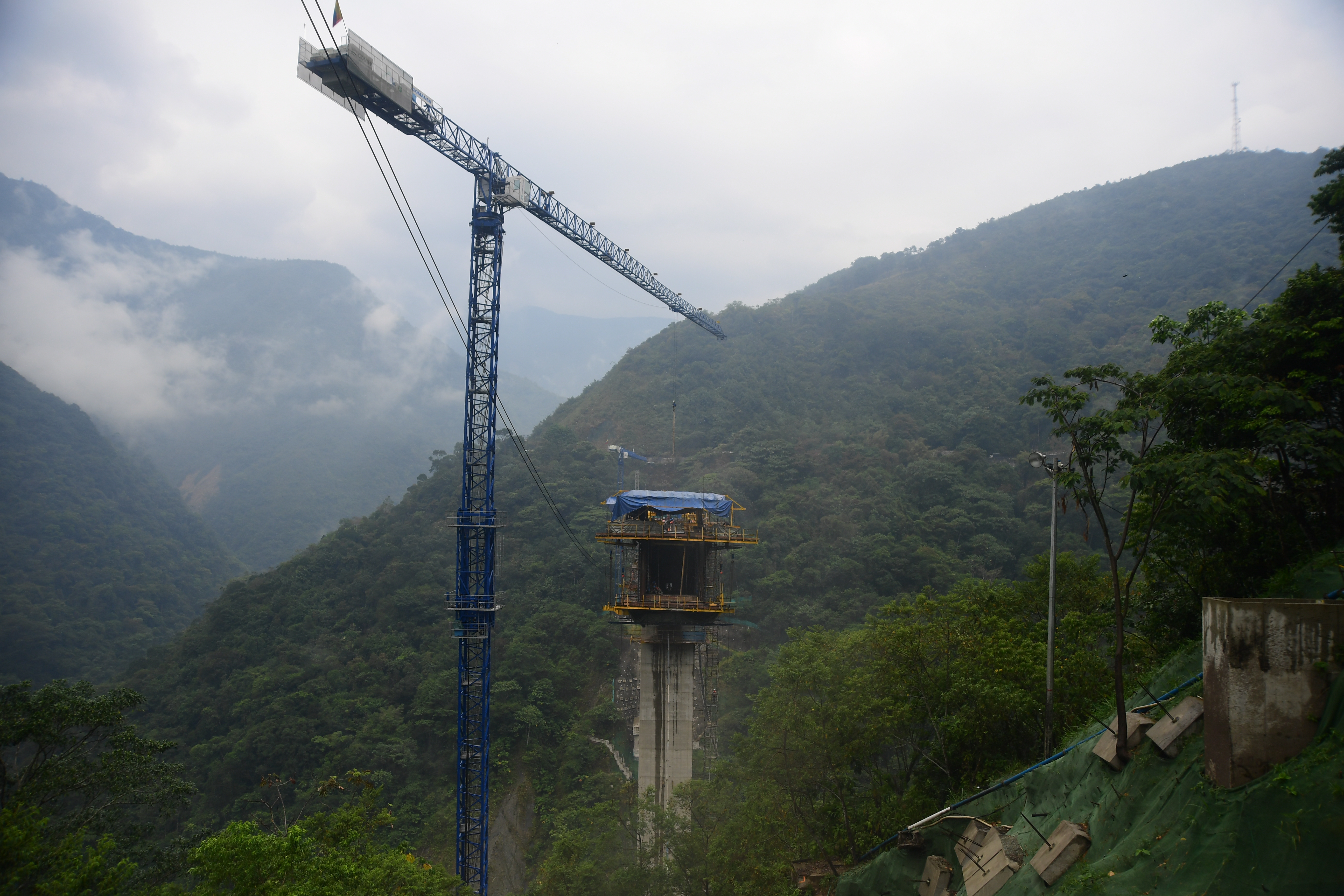 Obras del Puente Chirajara,  vía Bogotá - Villavicendio.