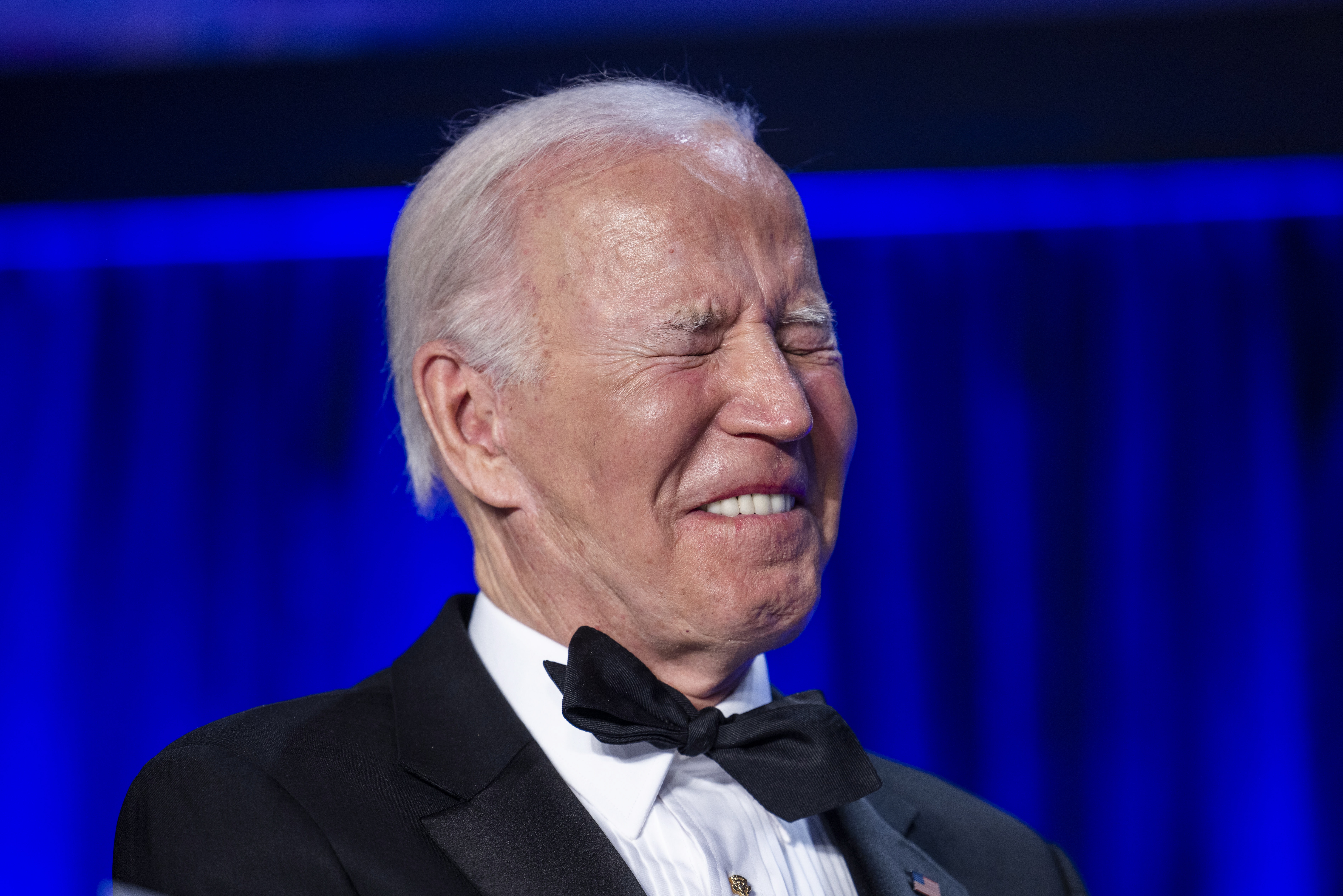 Biden se burla de Trump, Fox y de él mismo en cena con periodistas, ¿qué dijo?