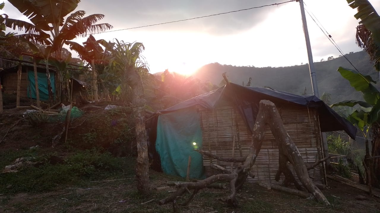 Las familias embera han improvisado construcciones para resguardarse en el predio invadido, a la espera de que el Estado les cumpla.