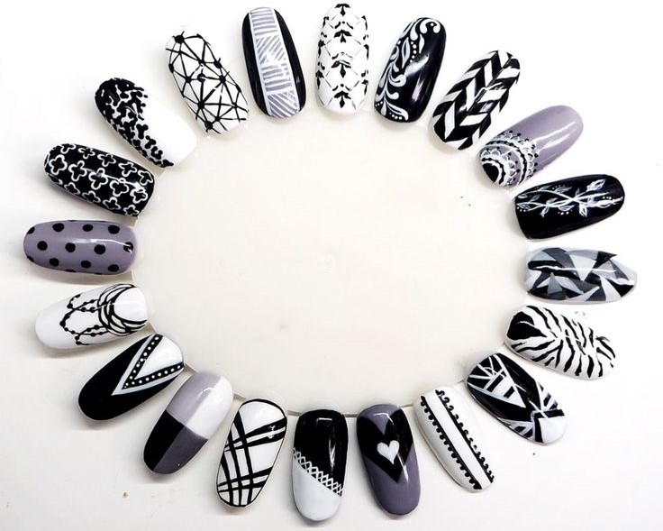 7 diseños de uñas negras decoradas que rompen con lo tradicional