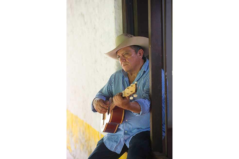 Orlando Valderrama presenta el álbum «Cholo cantautor»