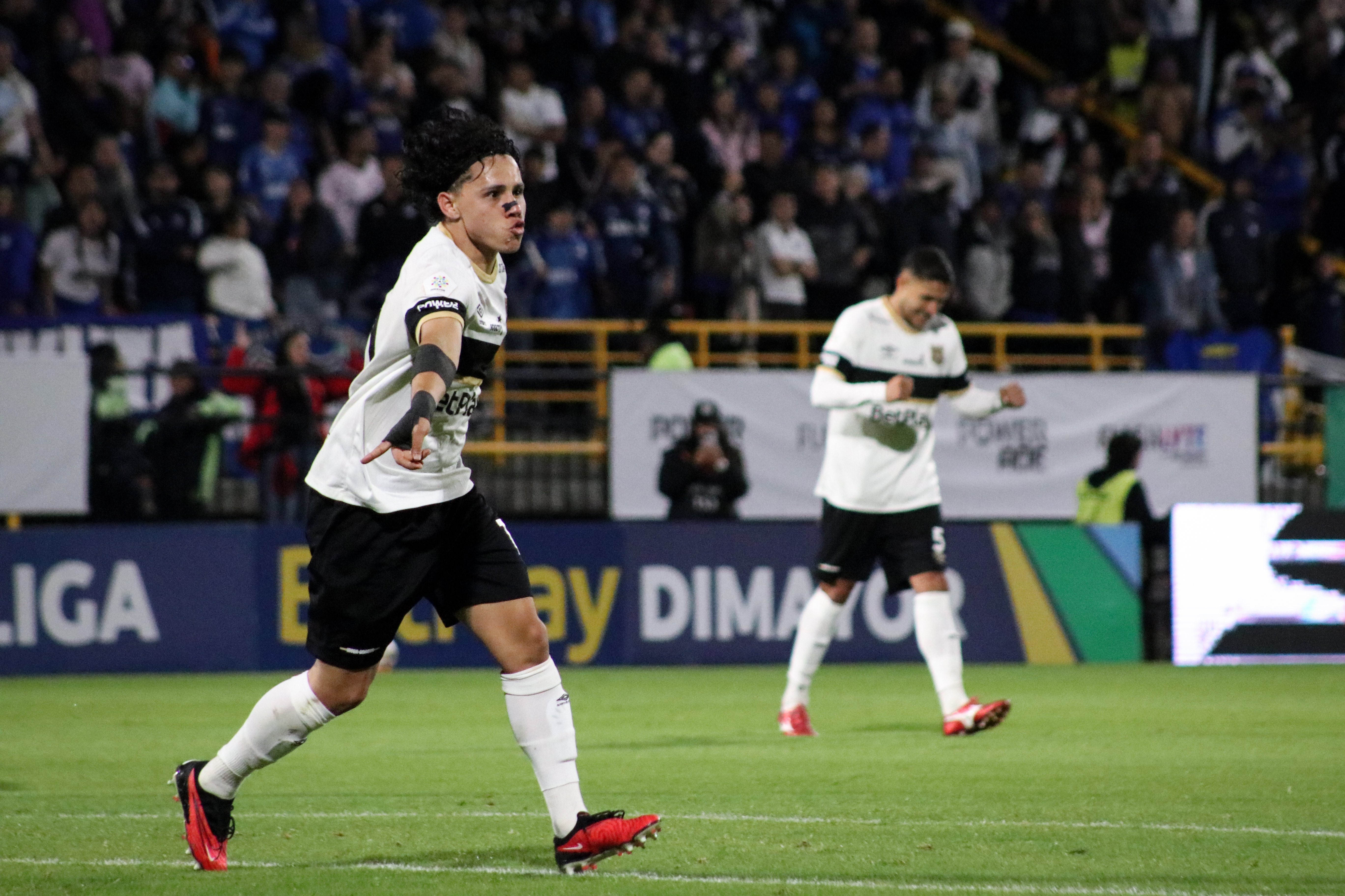 El nuevo equipo sensación del fútbol profesional colombiano le propinó una dura derrota a los embajadores, que venían levantando cabeza y sumaron una dura derrota contra el líder del campeonato.