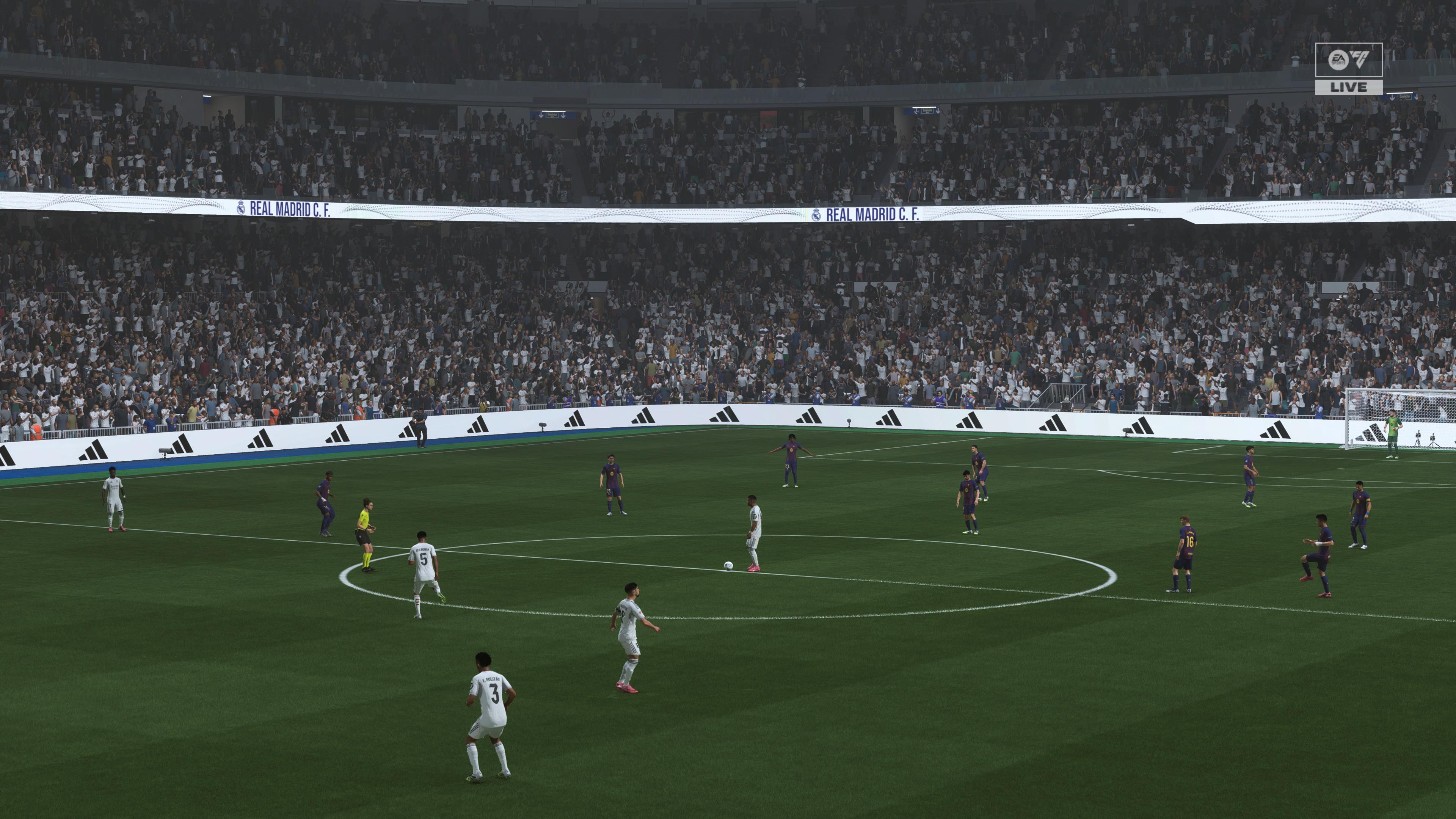Estadio Santiago Bernabéu, justo antes de empezar un clásico español entre Real Madrid y FC Barcelona.