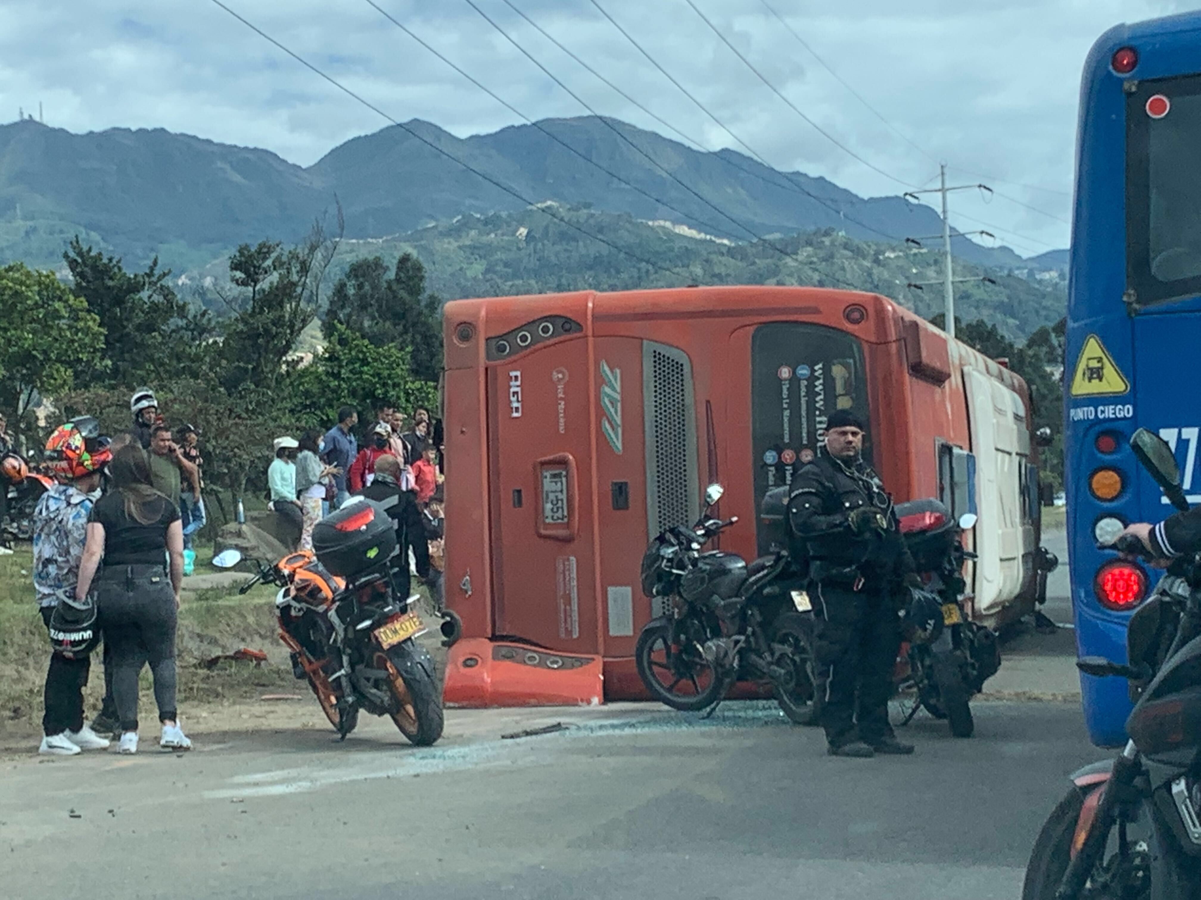 Reportan volcamiento de bus en la Avenida Boyacá en el sur de Bogotá