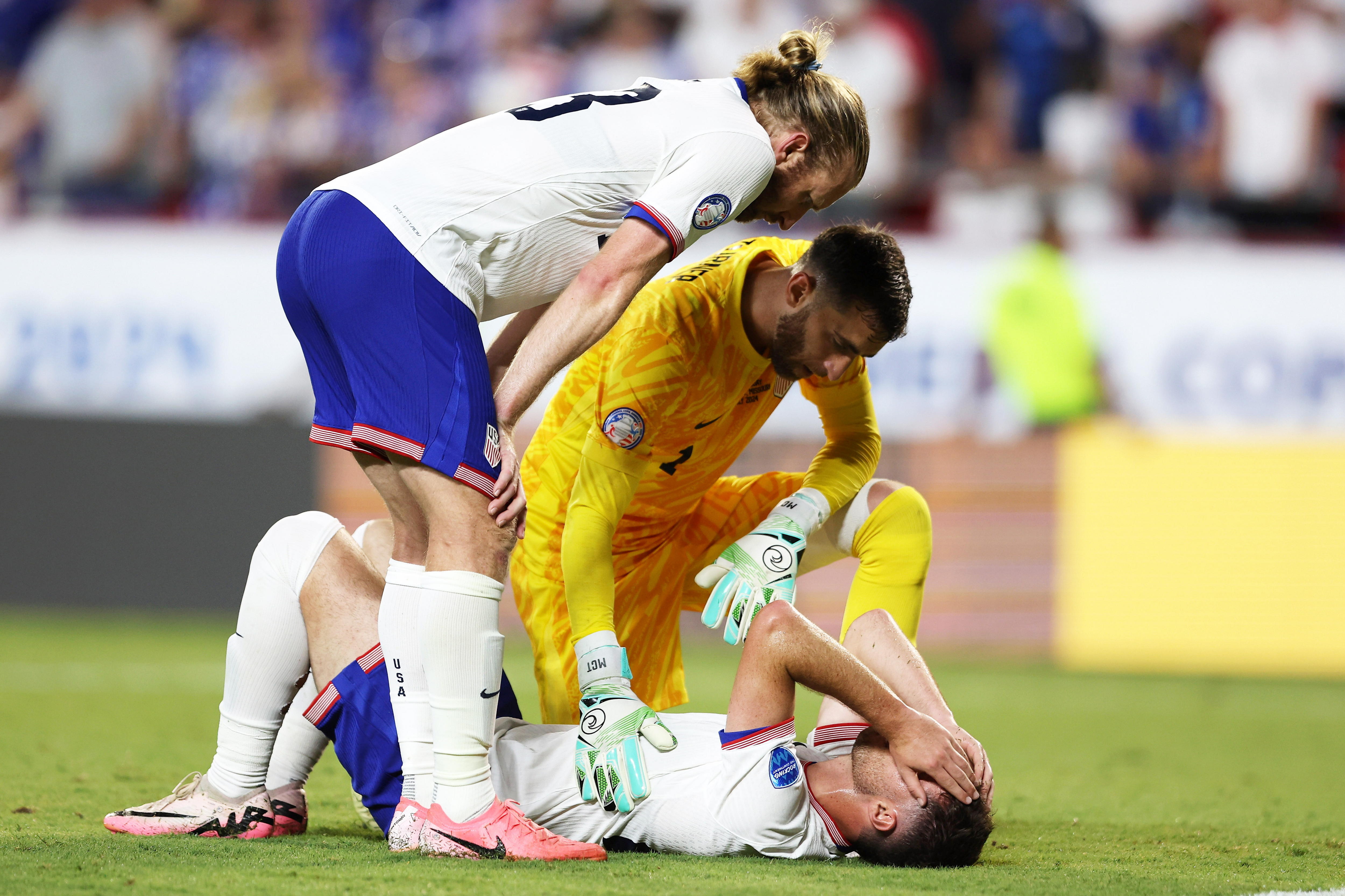 Kansas City (United States), 01/07/2024.- United States defender Tim Ream (L) and goalkeeper Matt Turner attend to teammate Joe Scally during a CONMEBOL Copa America group C soccer match against Uruguay in Kansas City, Missouri, USA, 01 July 2024. (Estados Unidos) EFE/EPA/WILLIAM PURNELL