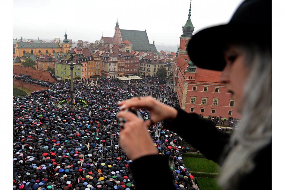 Protestas de las mujeres frenan la prohibición total de aborto en Polonia