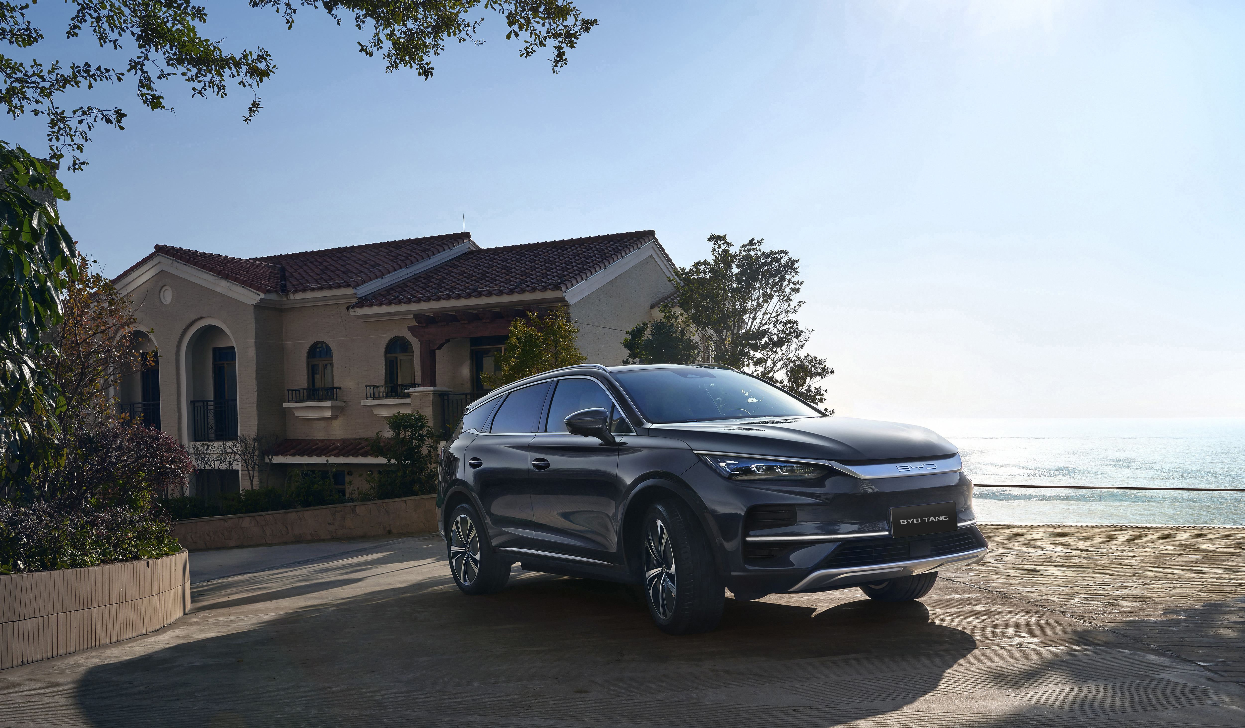 5 novedades de la actualizada camioneta eléctrica BYD Tang que llegó a Colombia