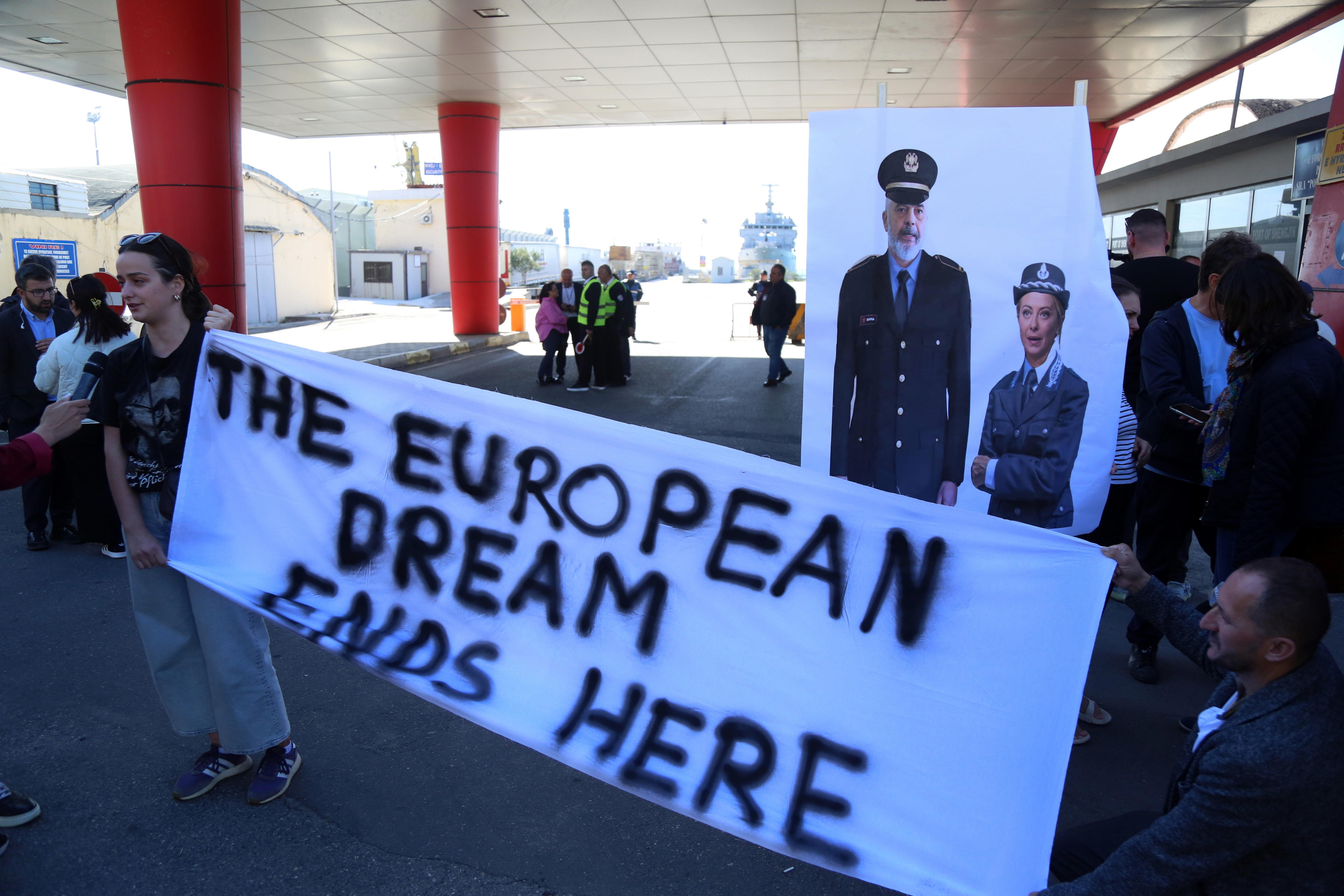 Italia y Albania inauguran polémica política migratoria