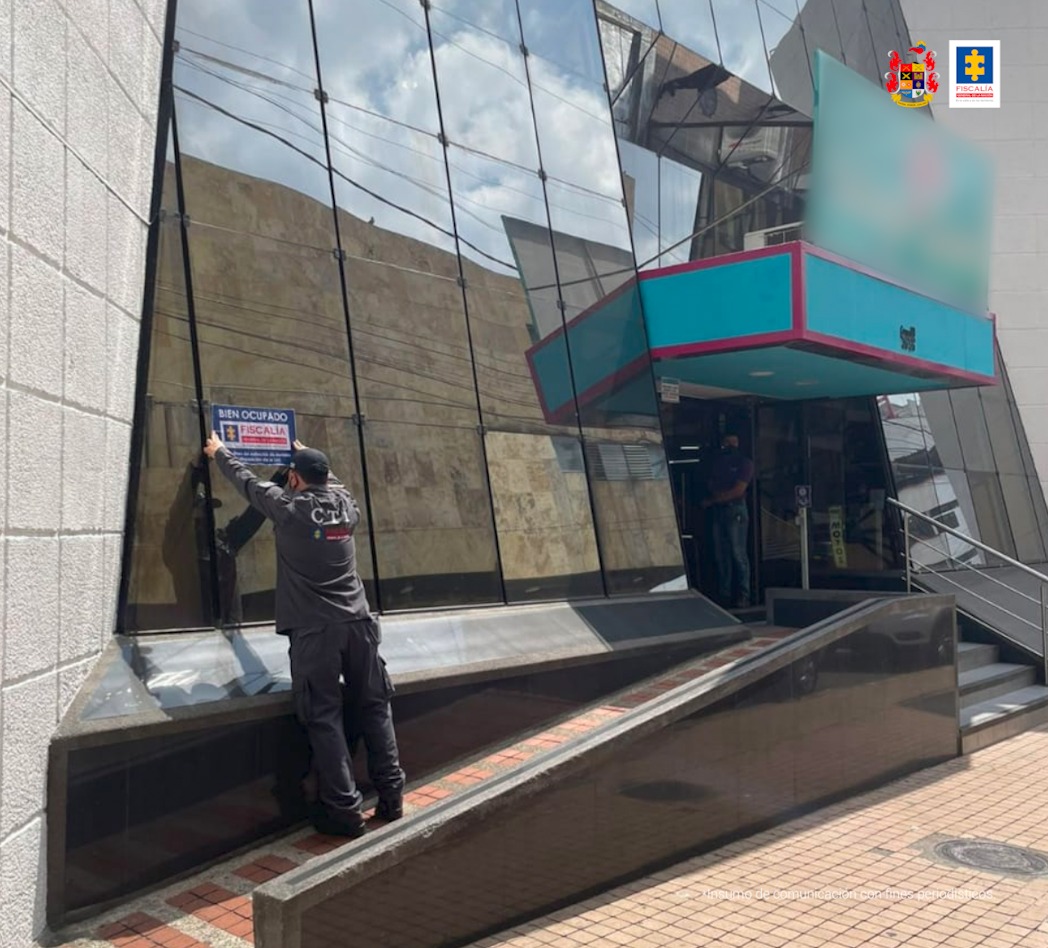 Le fueron secuestrados tres inmuebles en Tibacuy (Cundinamarca), uno Rivera (Huila), uno Icononzo (Tolima), otro en Bogotá y un edificio en Bucaramanga. Además, cuatro vehículos y una motocicleta.